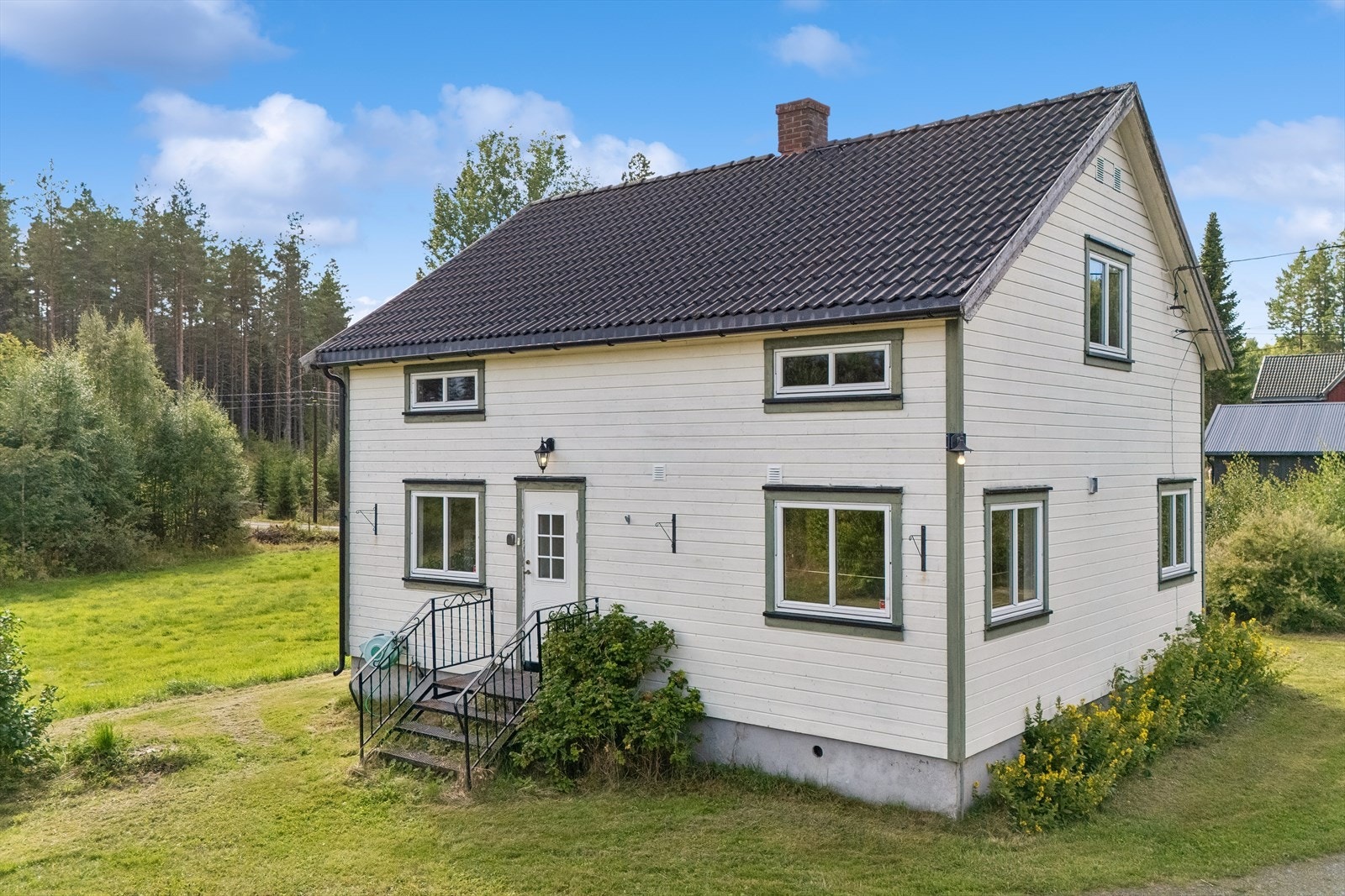 Kledningen ble skiftet i 2001, og taket ble tekket om med betongtakstein i 2003. Galleribilde