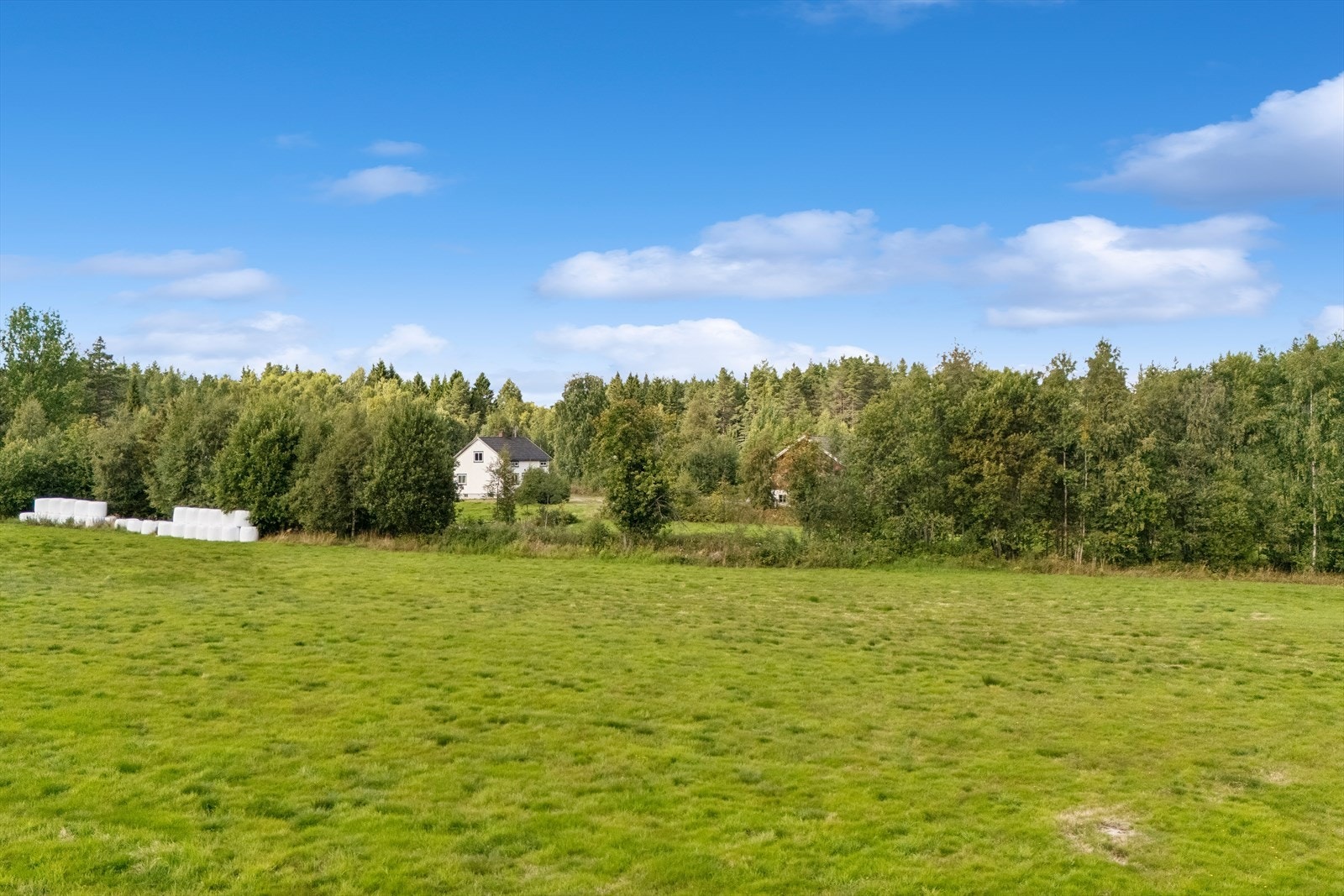Fulldyrka jord er opplyst å være ca. 13,5 daa og produktiv skog ca. 9,6 daa Galleribilde