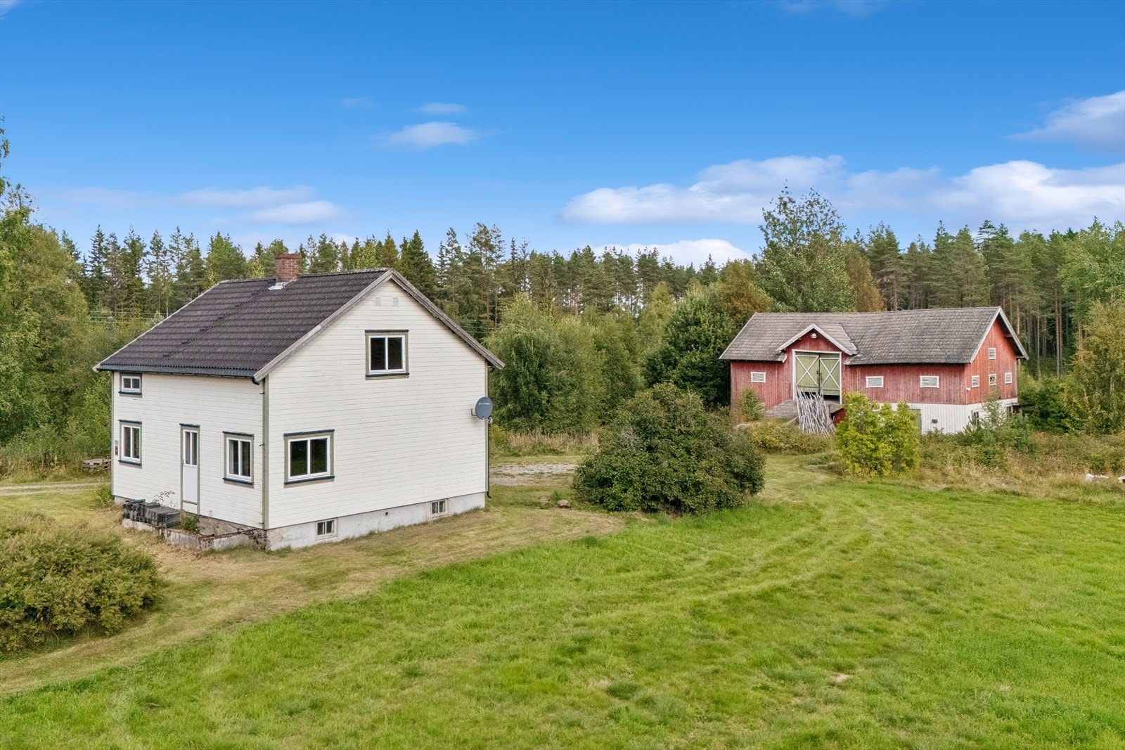 Et småbruk med enebolig over halvannen etasje med tilhørende tradisjonell låve, beliggende i landlige omgivelser i Stange. Galleribilde