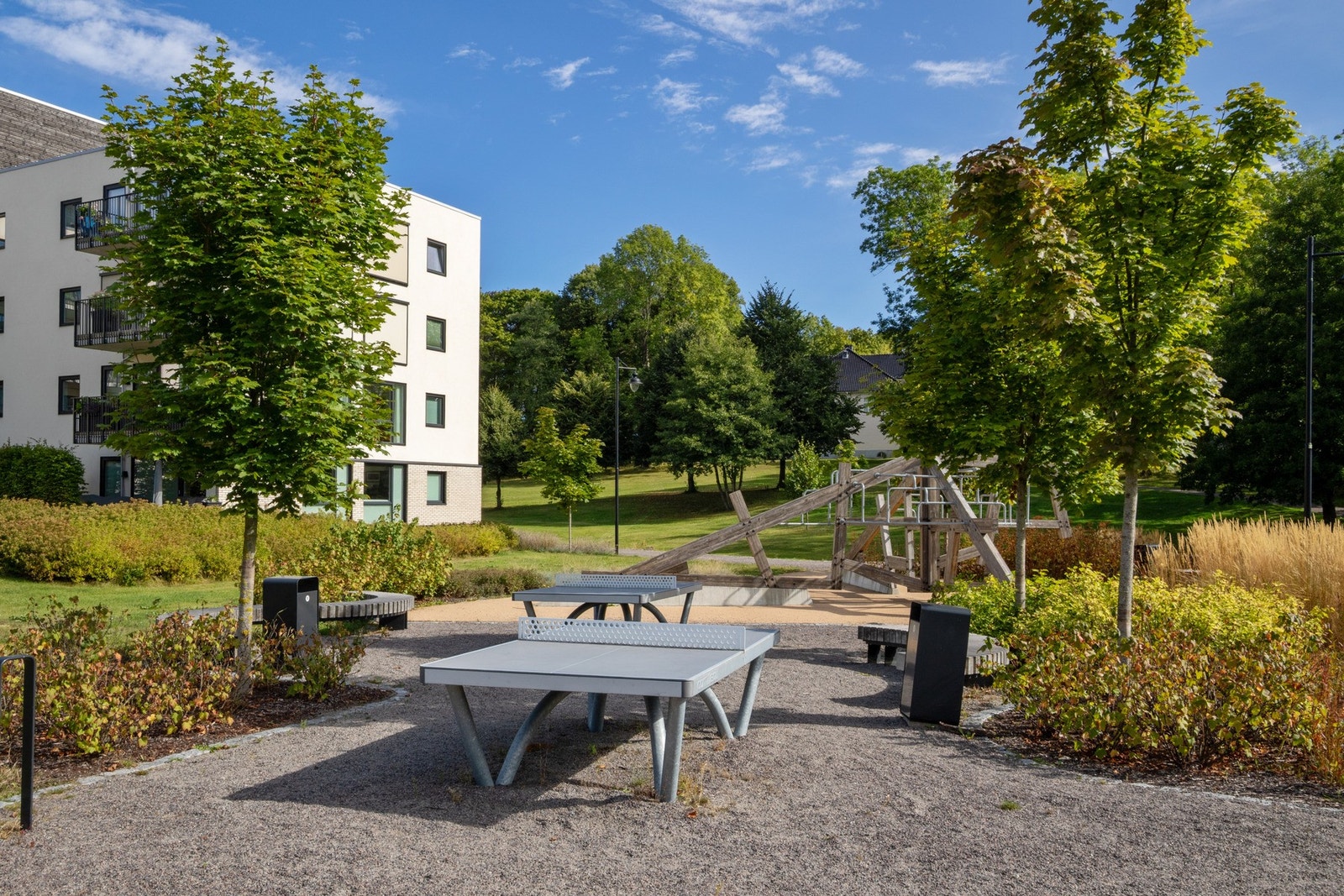 Det er også lagt til rette for utendørs opphold, med bord og pingpongbord i nærområdet. Galleribilde