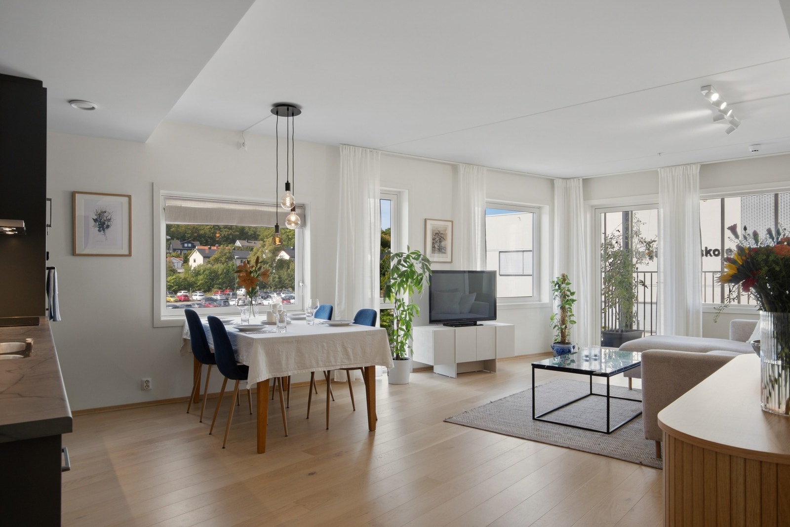 Spiseplassen har plass til flere gjester, og den åpne løsningen skaper gode siktlinjer mellom kjøkken, spisestue og stue. Galleribilde