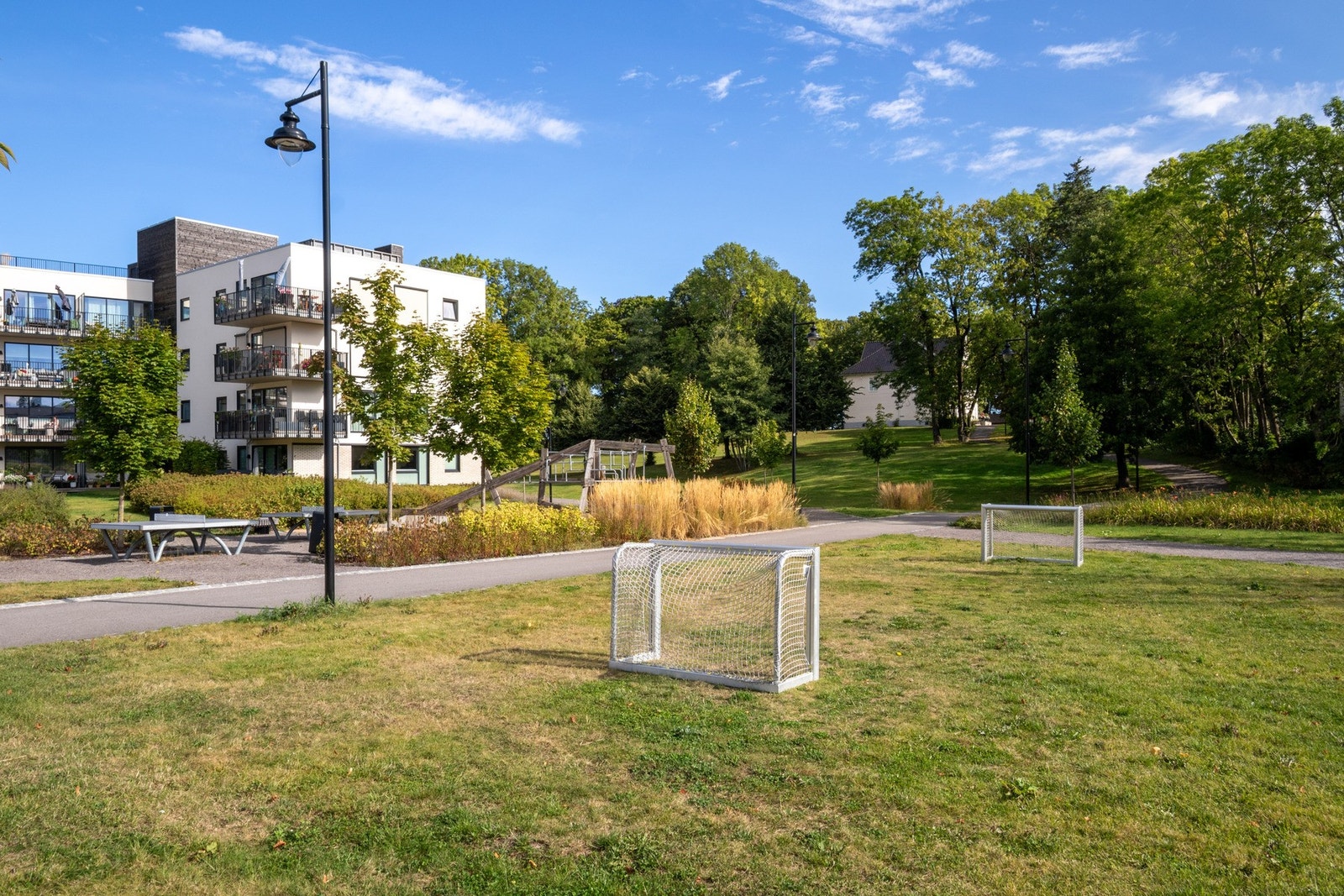 Nærområdet har åpne grøntflater og fotballmål, fint for lek og aktivitet. Galleribilde