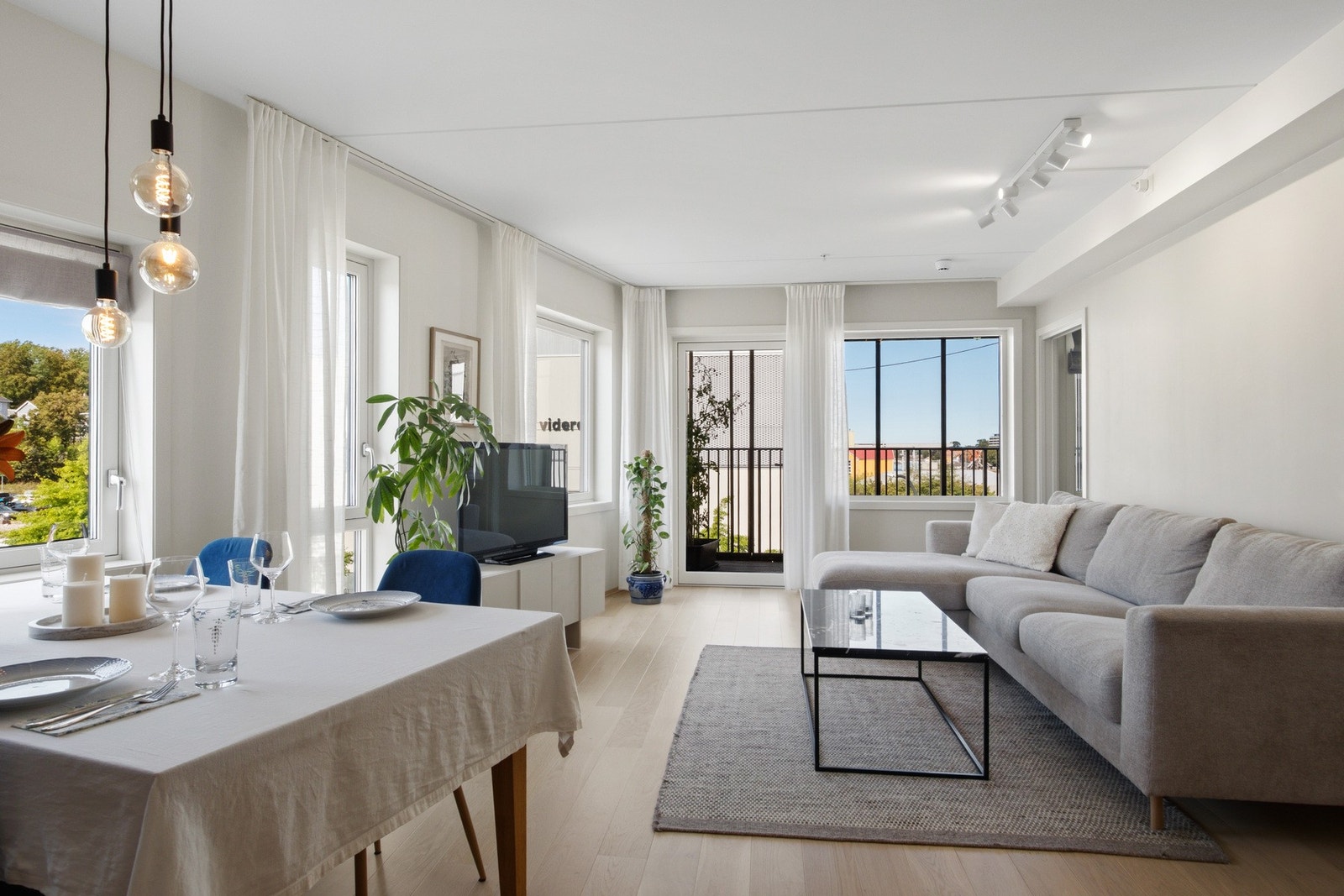Sofagruppen har god plass, og vinduet mot balkongen gir fint utsyn mot nærområdet. Galleribilde