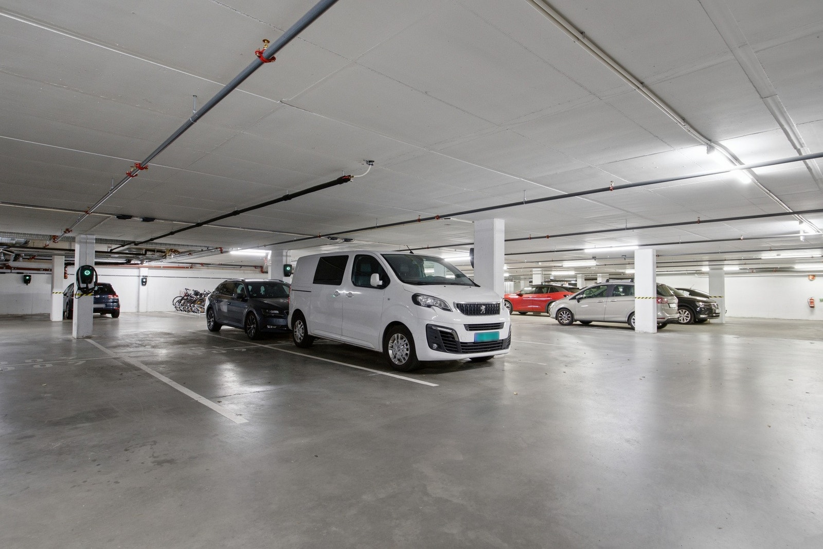 Sameiets fellesgarasje har god plass, med egen fast plass til leiligheten. Galleribilde
