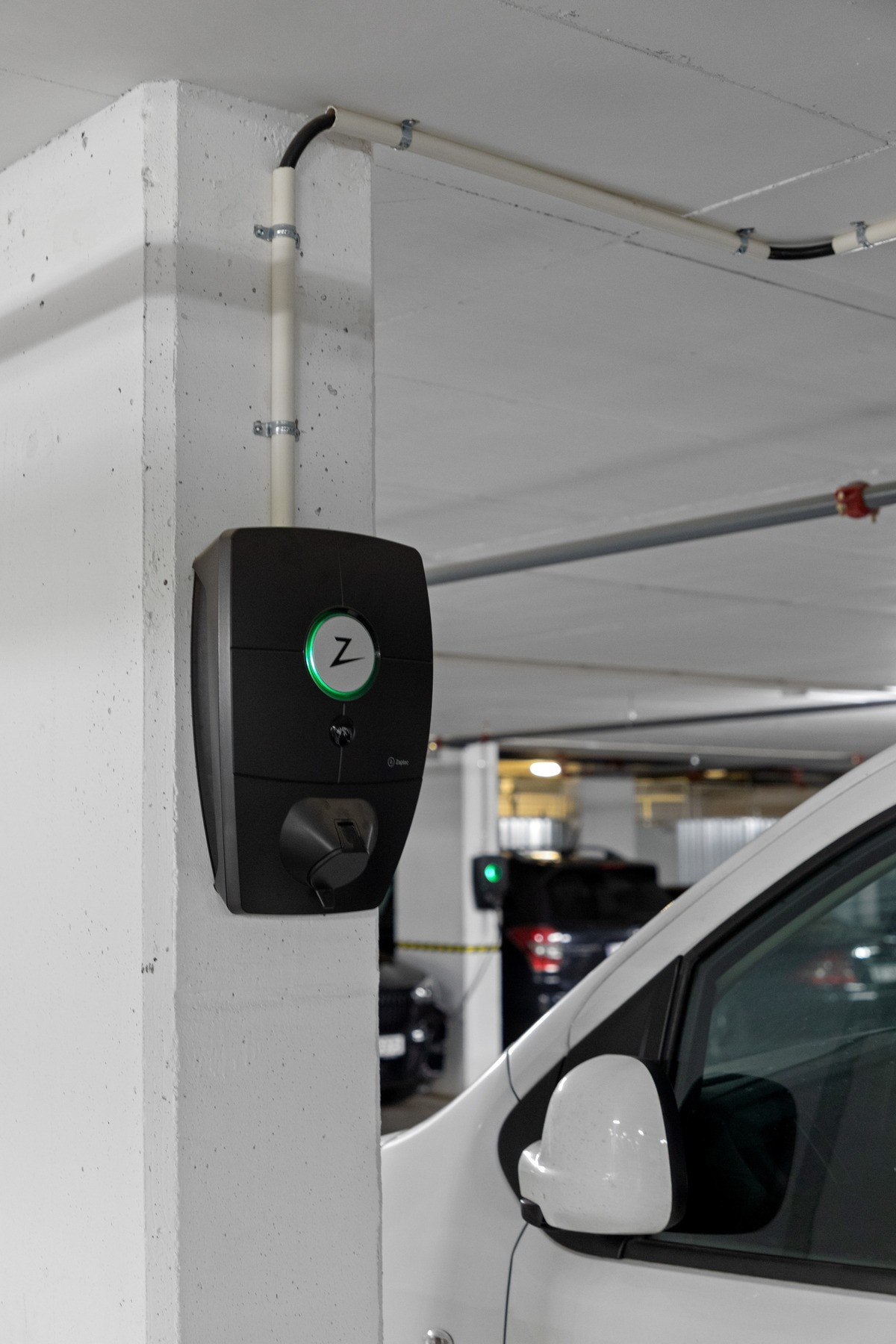 Garasjeplassen har ladepunkt av typen Zaptec Pro. Strøm til lading faktureres separat. Galleribilde