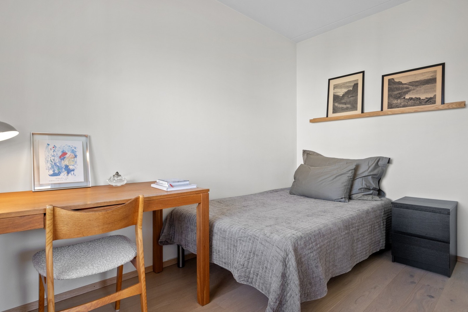 Rommet er lyst og praktisk, med plass til nattbord og oppbevaring. Galleribilde