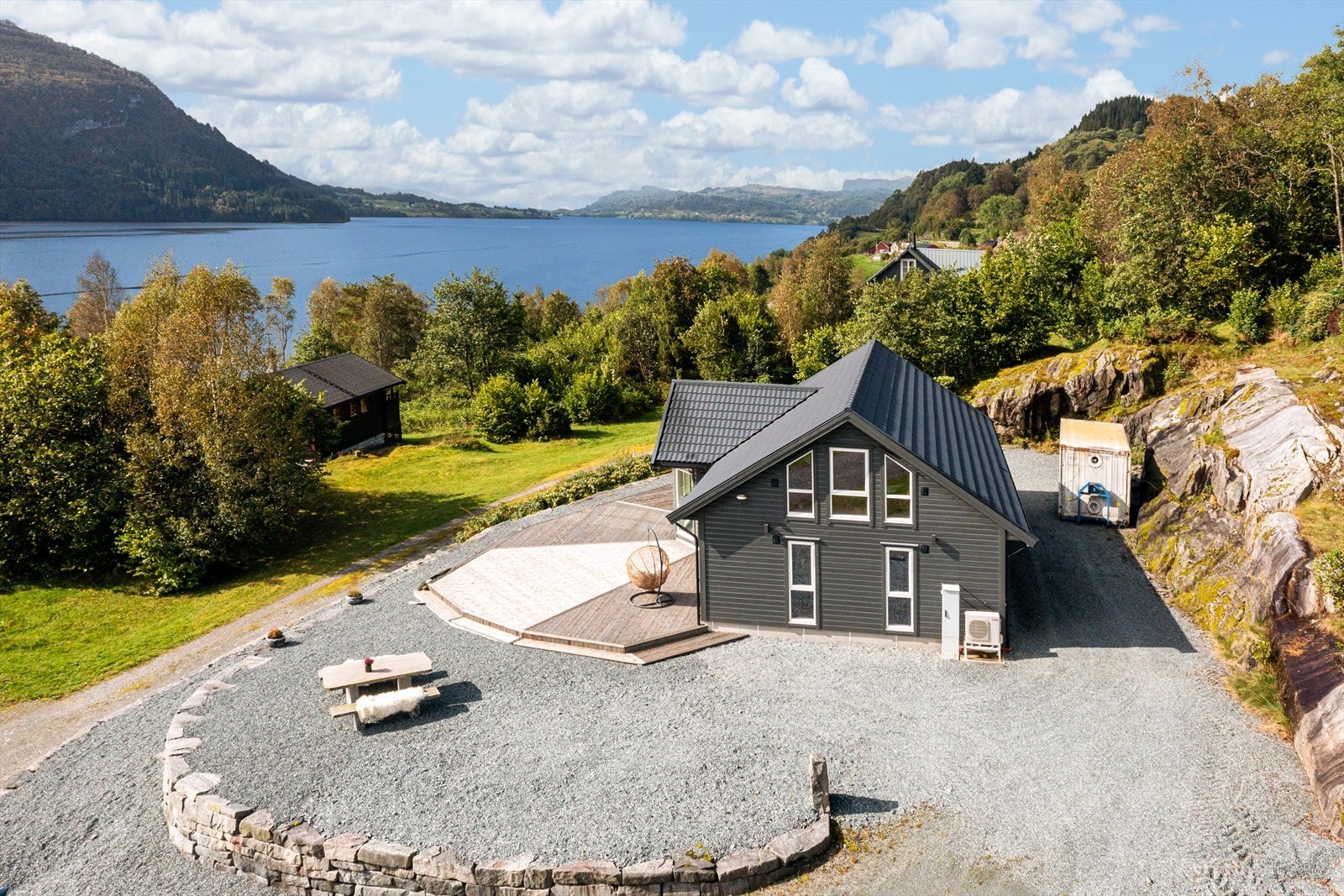 Fritidsbustad frå 2017 med romsleg platting, omkransa av natur og utsikt mot Dalsfjorden. Galleribilde