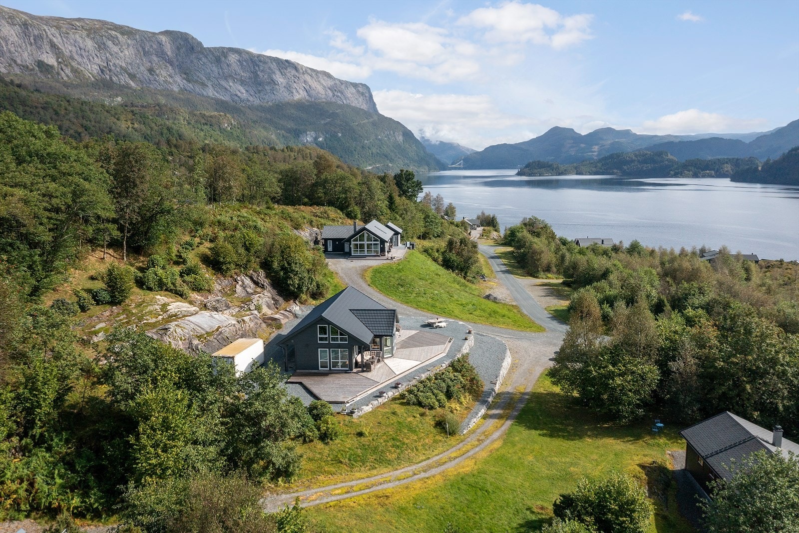 Hytta ligg i eit roleg hyttefelt med kort veg ned til sjøen. Galleribilde
