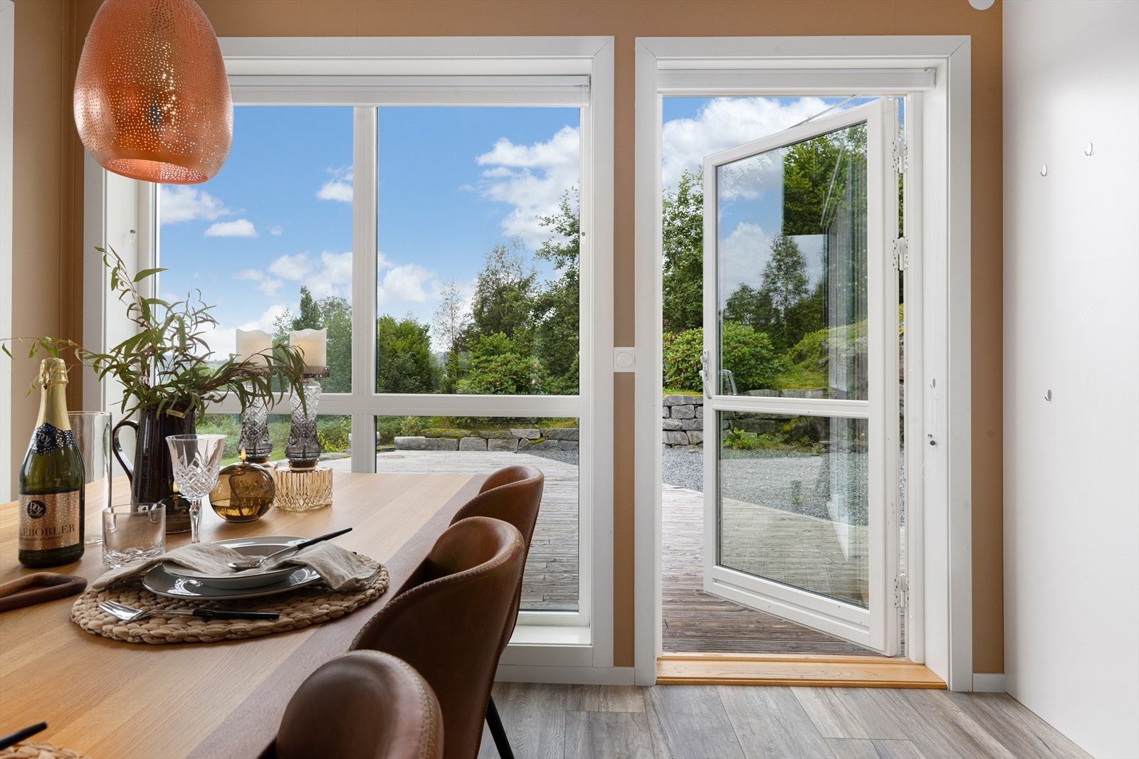 Frå spiseplass/kjøkken er det direkte tilkomst til uteområdet. Praktisk dersom ein skal ete ute eller grille. Galleribilde