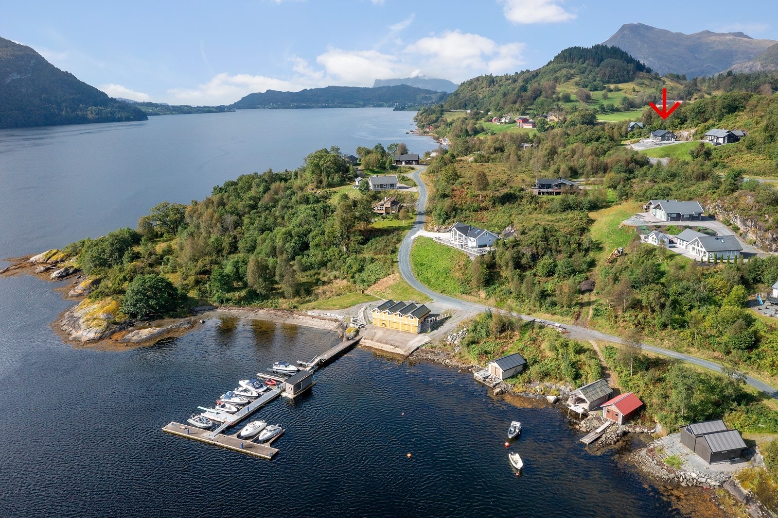 Her har du umiddelbar nærleik til både fjord og fjell! Galleribilde