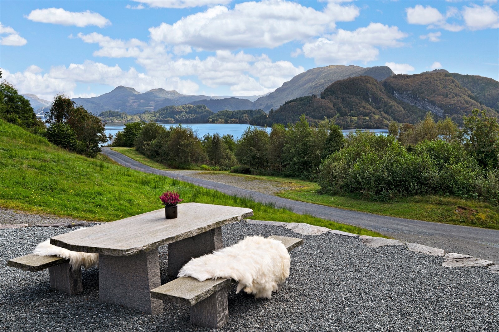 Frå sitjeplassen på tomta har du vidt utsyn over Dalsfjorden og fjella kring. Galleribilde