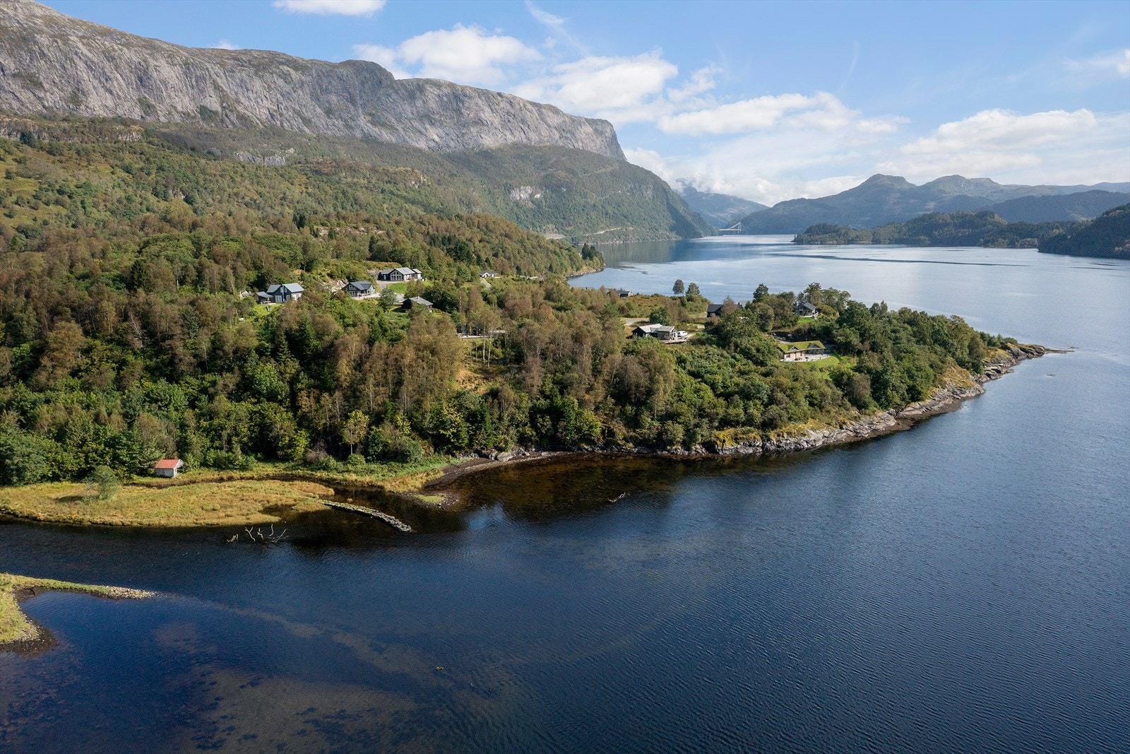Flotte omgjevnader langs Dalsfjorden med rike moglegheiter for tur og friluftsliv. Galleribilde