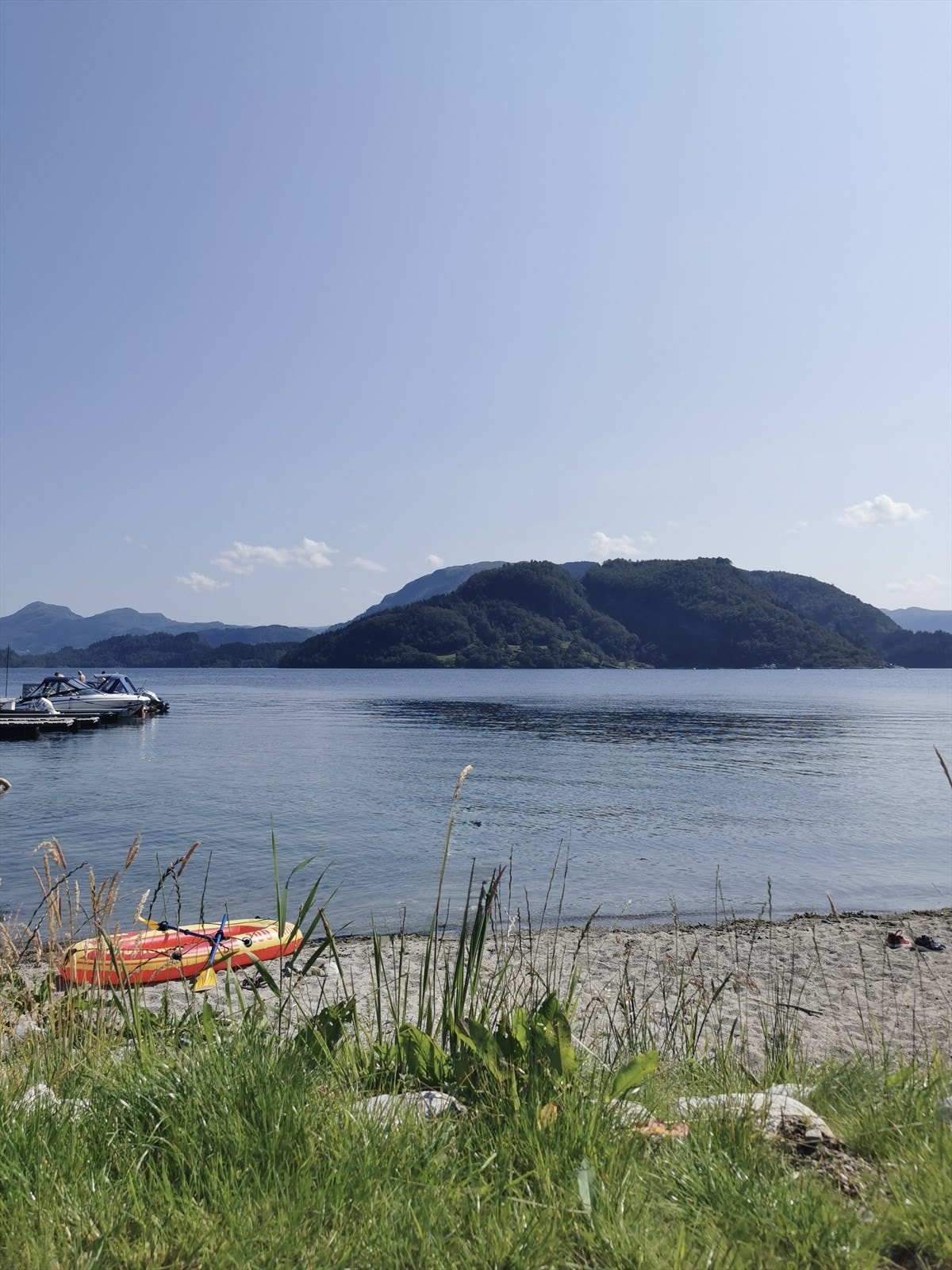 Fin strandlinje og badeplass i nærområdet, berre ein kort spasertur frå eigedommen. Galleribilde