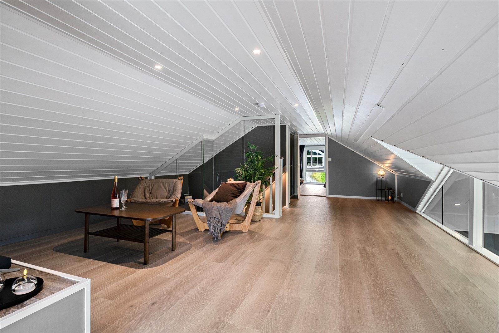 Det innreidde loftsarealet gjev fleksibel plass til ekstra sitjegruppe eller tv-krok. Galleribilde