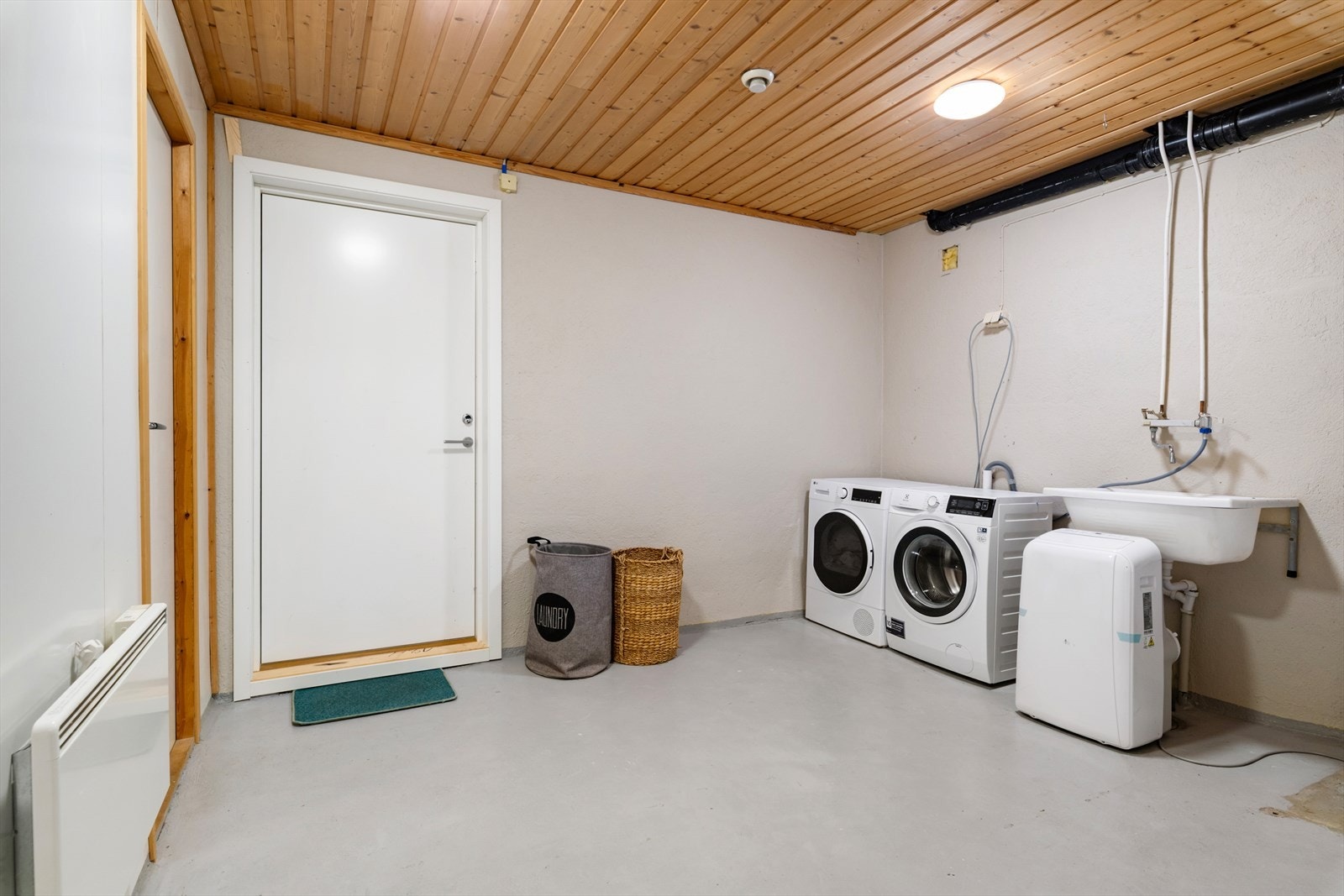 Vaskerom med egen inngang. Her er støpt gulv som er malt med murmaling. Rommet har god størrelse og har godt potensiale for å bli et veldig praktisk vaskerom. Galleribilde
