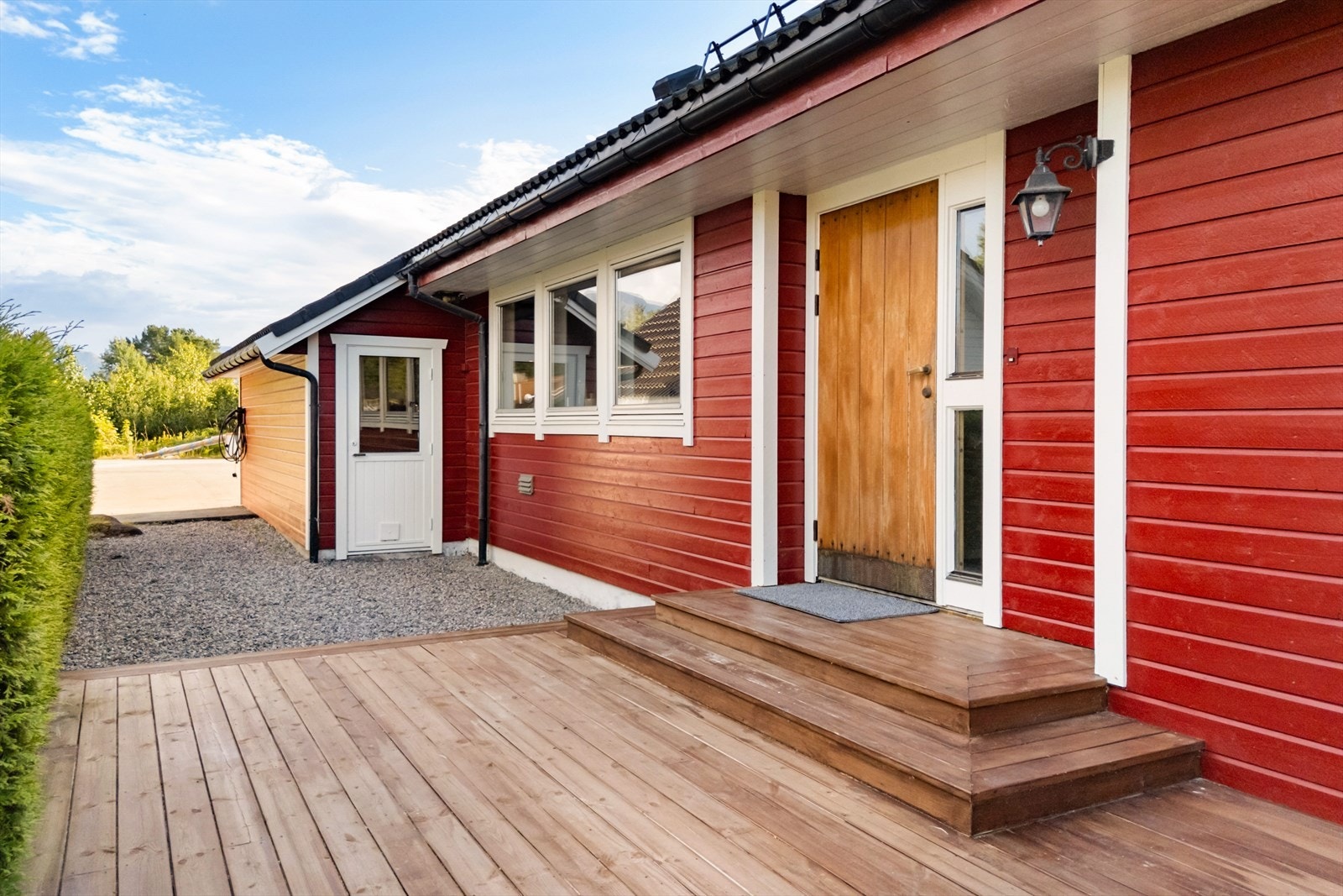 Det er elbillader på garasjen. Galleribilde