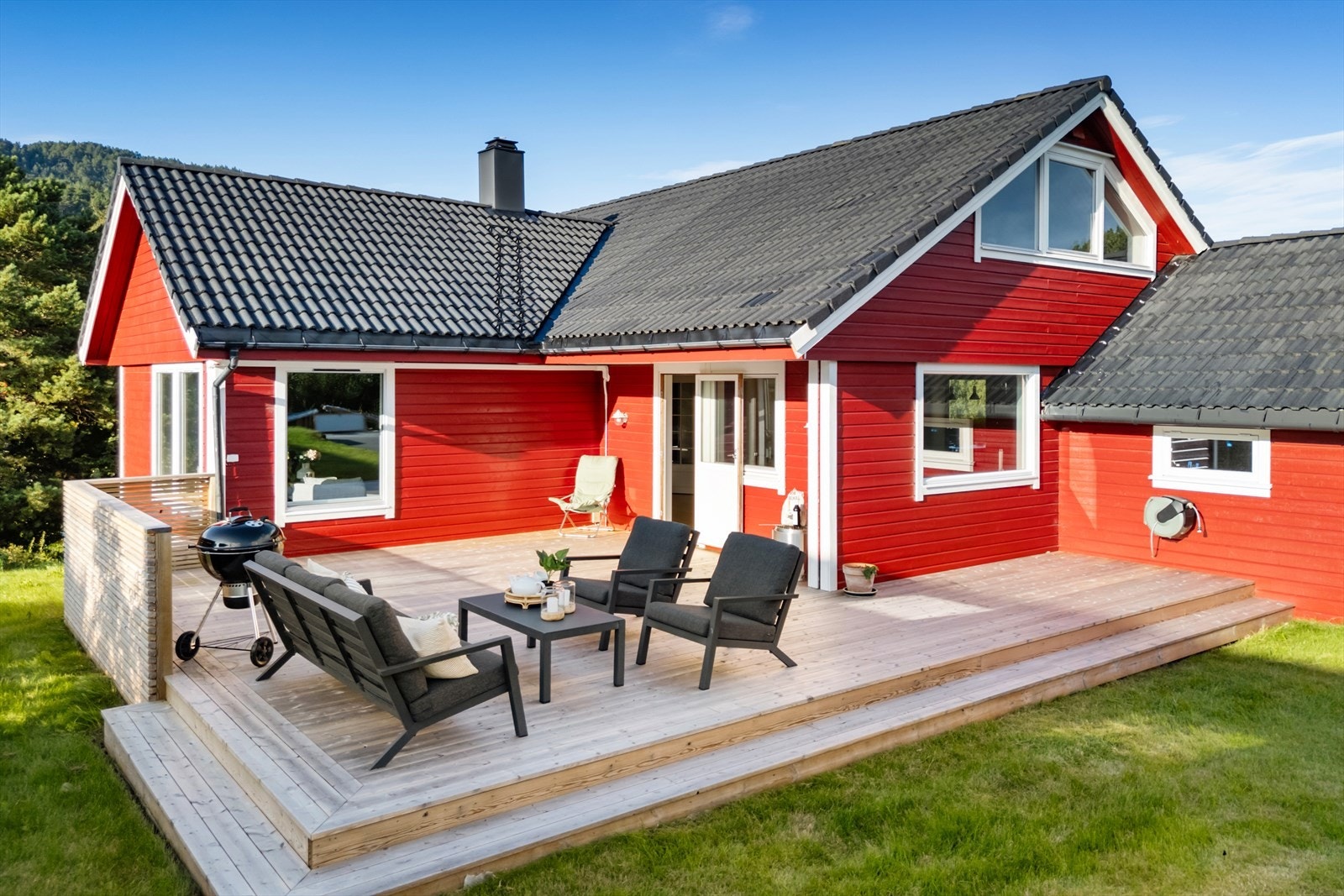 På terrassen er det god plass til møblering med hagemøbler, grill og beplantning. Galleribilde