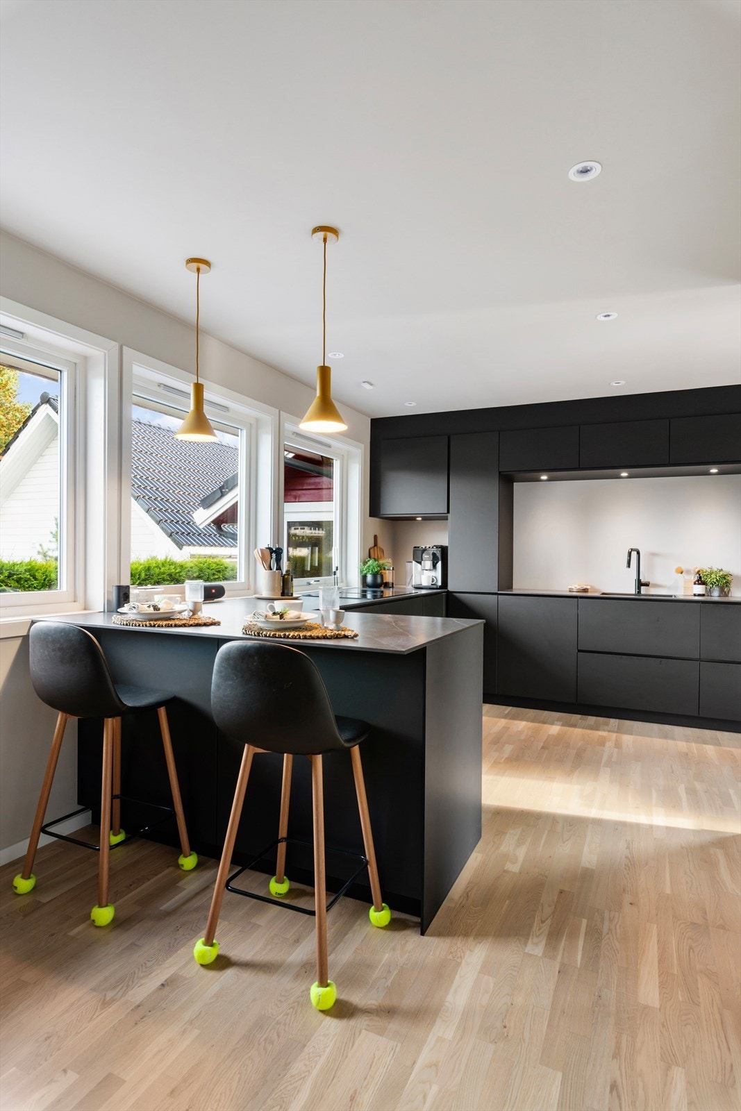 Et pent og innbydende kjøkken som kler huset godt. Galleribilde