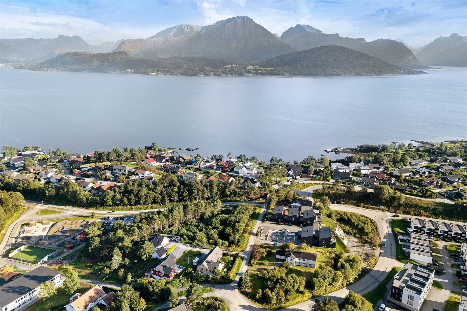 Eiendommen grenser mot skolens areal, men ligger på en høyde over denne. Det er mange fine turmuligheter i området, både på fjellet og ved fjorden. Galleribilde
