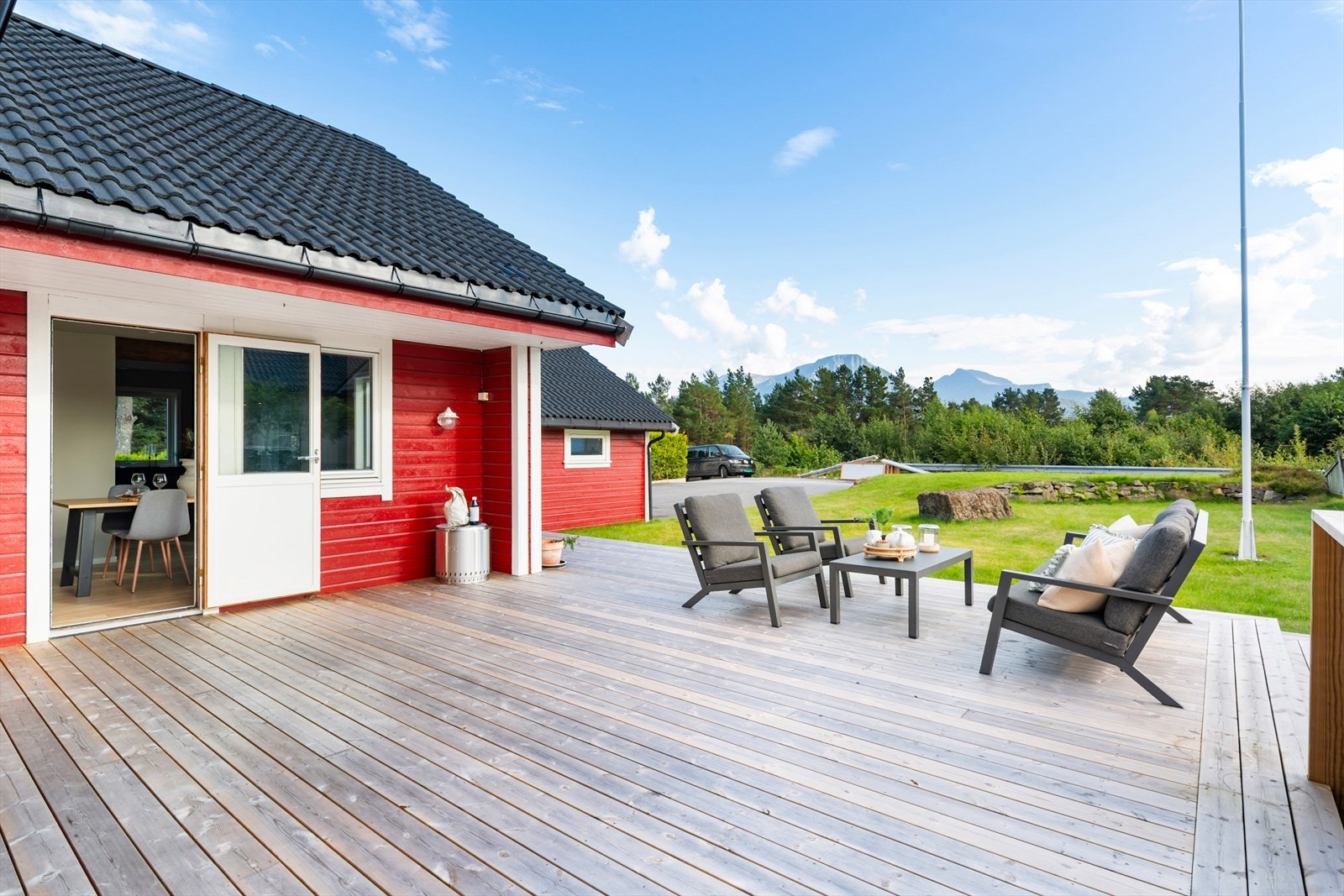 Det er utgang til terrassen fra spisestuen - praktisk og fint i hverdagen om en ønsker å nyte et måltid ute i frisk luft. Galleribilde