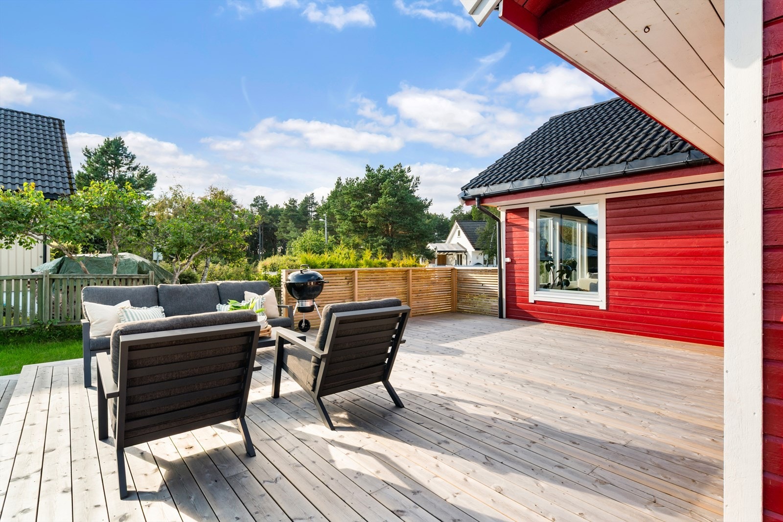 Det er svært gode solforhold på eiendommen. Og uteområdet fremstår som skjermet. Galleribilde
