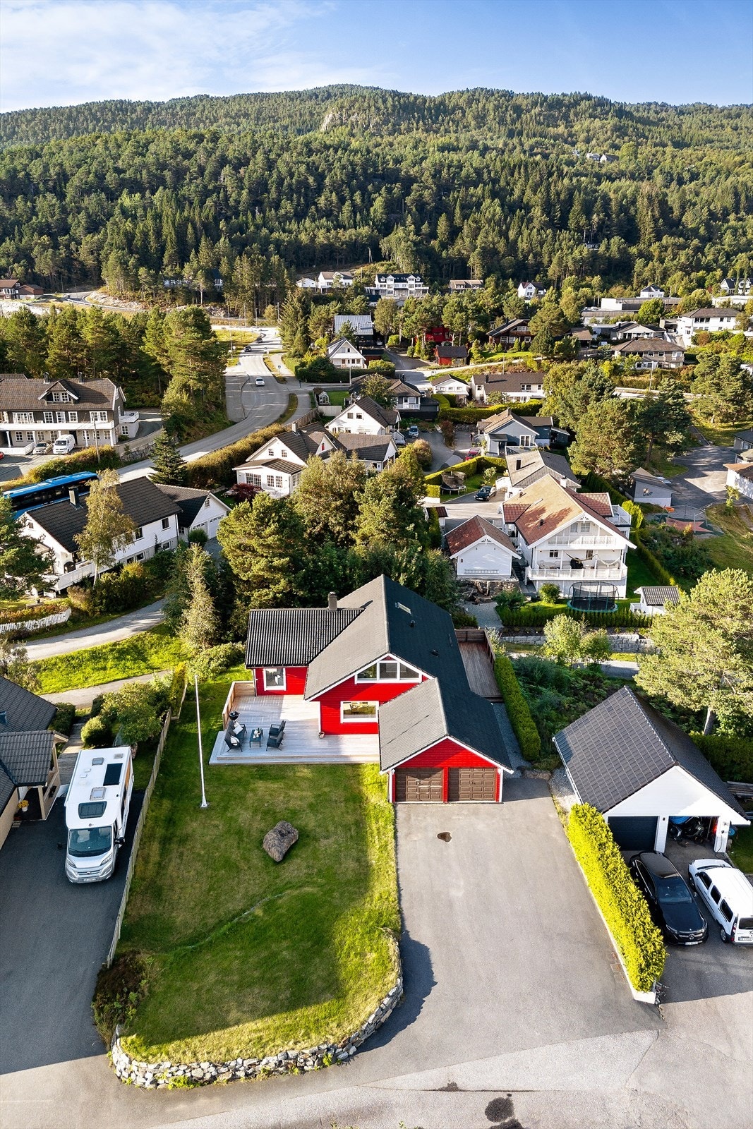 Eiendommen ligger fint til i terrenget i en gate med bare noen få hus. Galleribilde