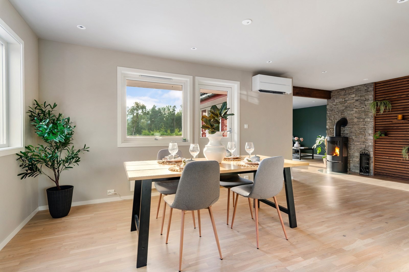Stuen har god plass til møblering - her er lagt lys og fin parkett på gulvet og det er nye tak- og veggflater. Galleribilde