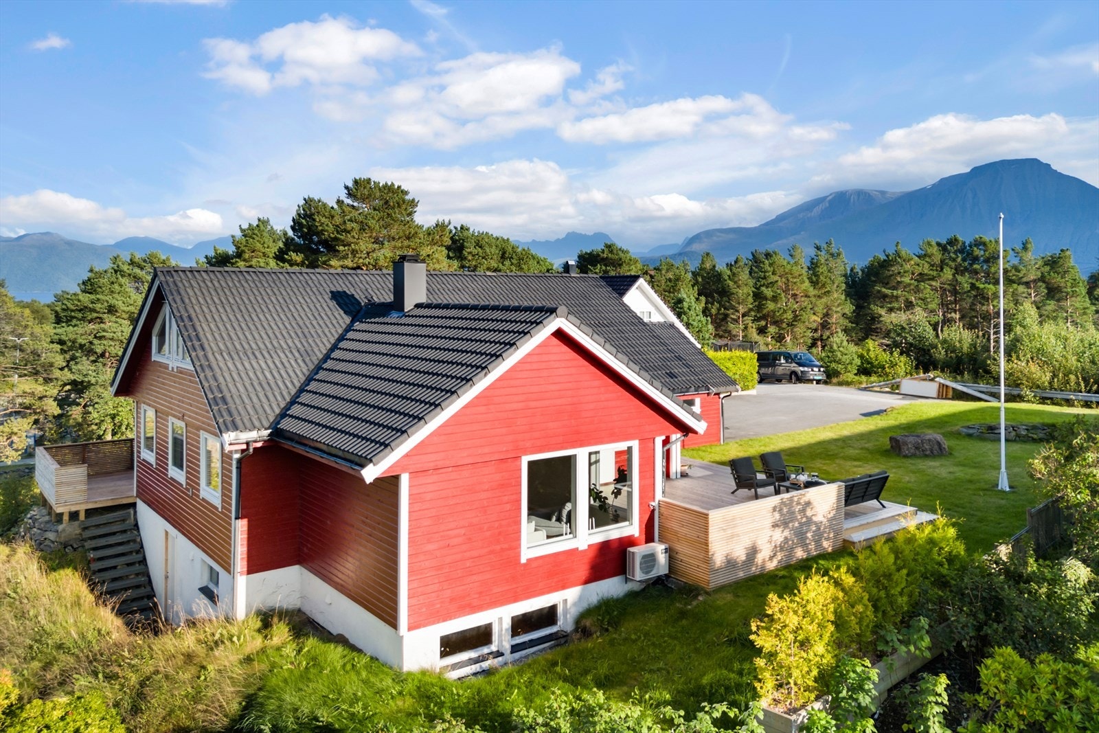 Det er bygget nye terrasser med rekkverk og trapp ned til hagen. Dette knytter uteområdene fint sammen. Galleribilde