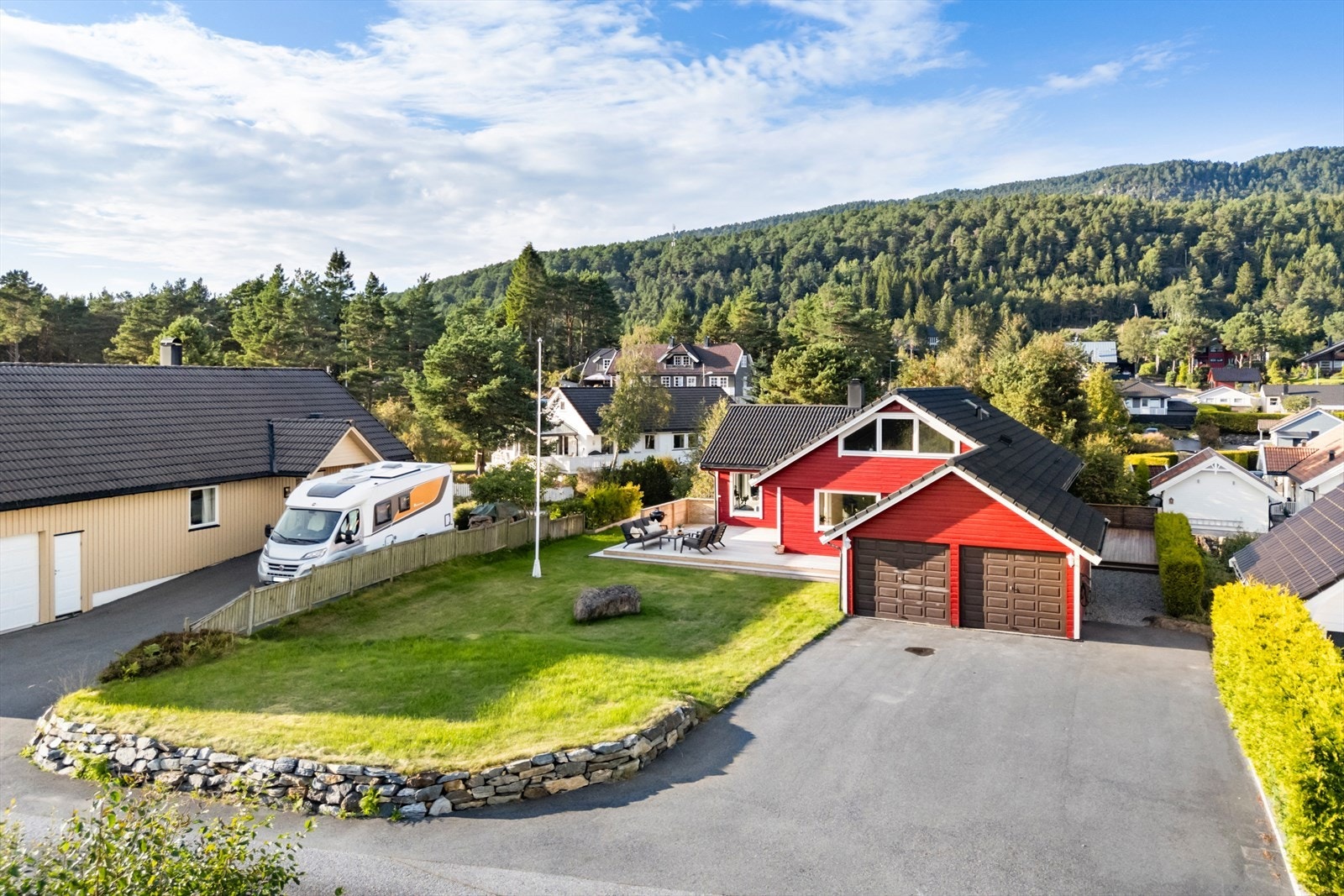 Eiendommen ligger fint til i en rolig gate uten gjennomgangstrafikk. Det er god plass til parkering i innkjørselen og i garasjen. Galleribilde