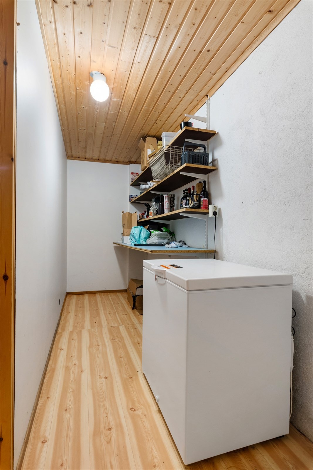 Huset har godt med bodplass - praktisk for de fleste. Galleribilde