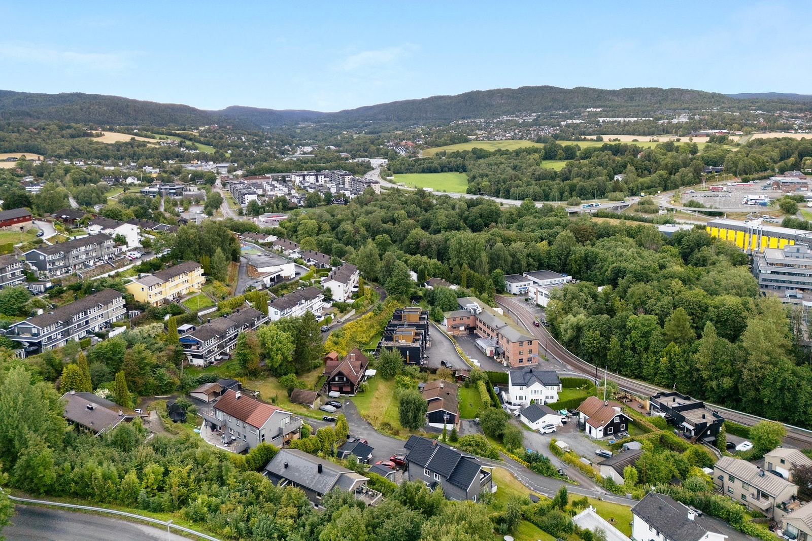 Her er det kort vei til flere flotte tur- og aktivitetsmuligheter, samt nærhet til nødvendige fasiliteter og servicetilbud Galleribilde