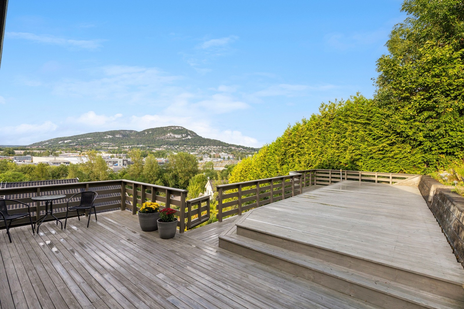 Totalt sett har boligen 169 kvm med terrasse Galleribilde
