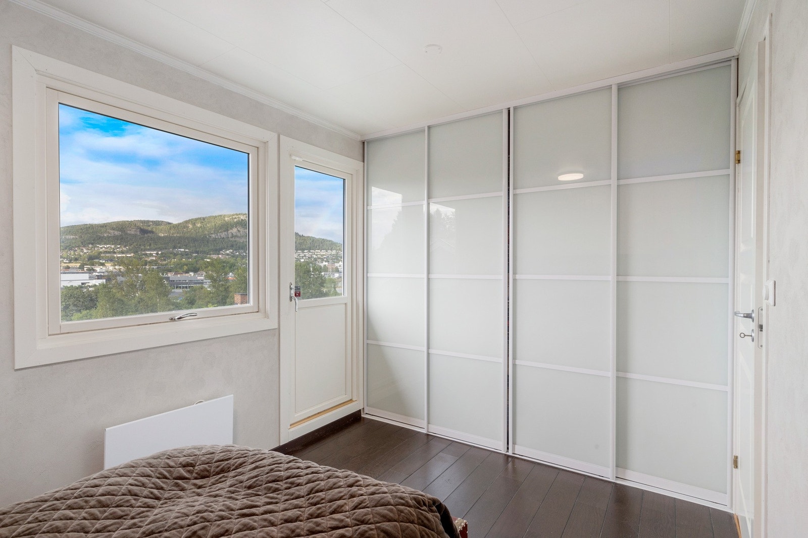 Rikelig med med oppbevaringsplass i skyvedørsgarderobe Galleribilde