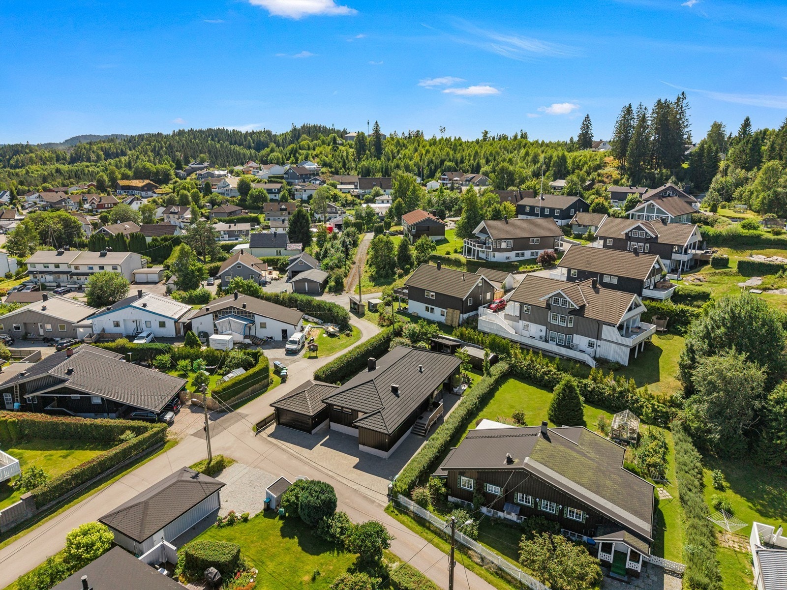 Eiendommen ligger i et etablert og rolig boligområde på Flateby. Galleribilde