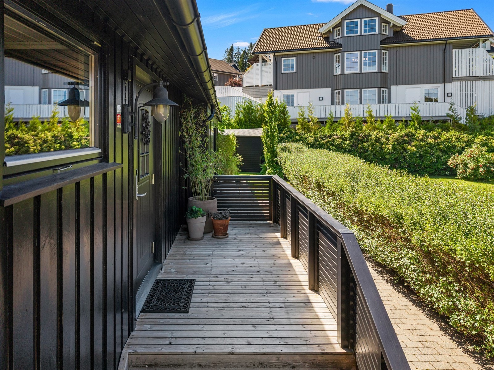 Boligen ønsker deg velkommen med et pent inngangsparti og adkomst via en romslig terrasse som gir et innbydende førsteinntrykk. Galleribilde
