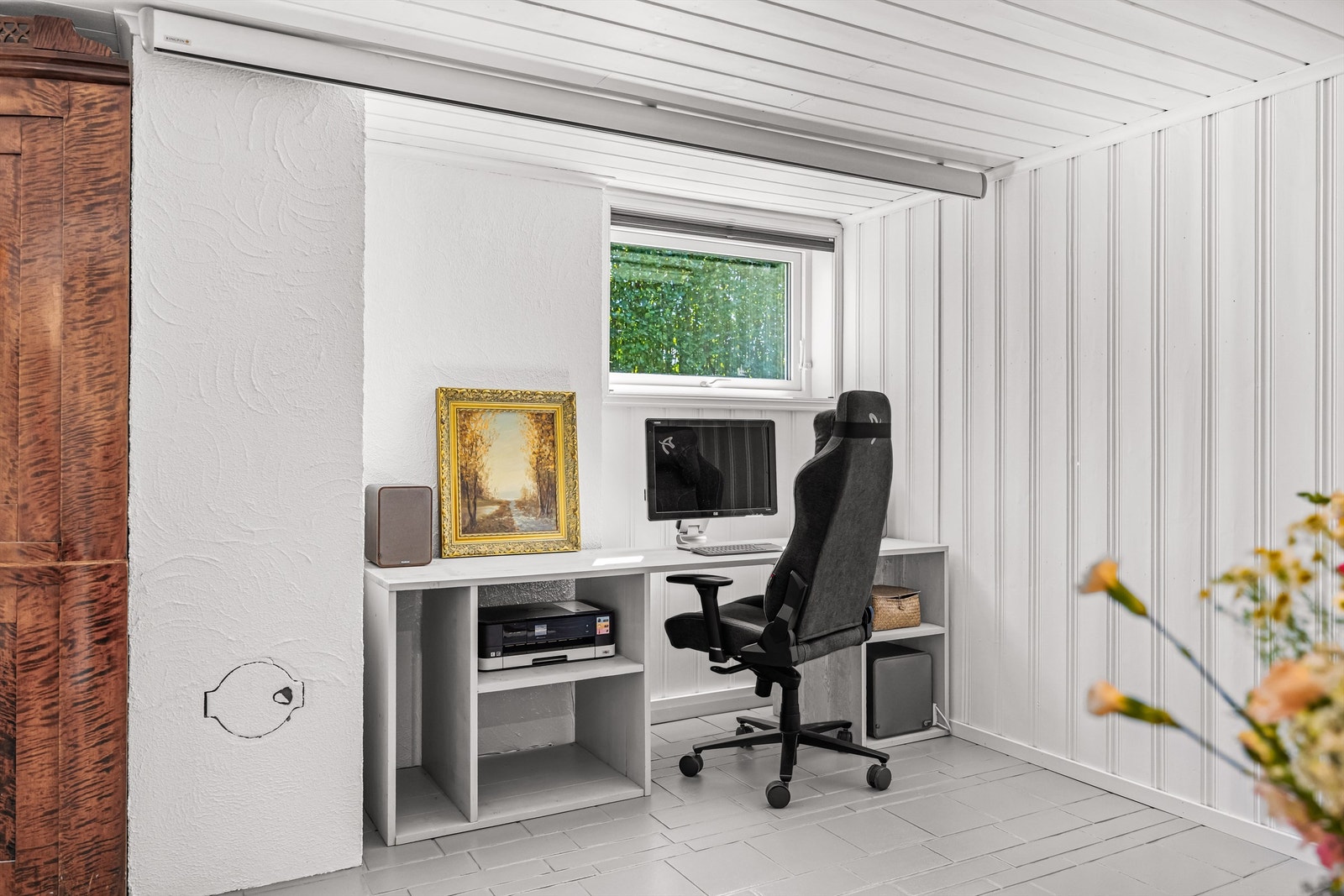 God plass til å etablere en praktisk kontorplass, perfekt for hjemmekontor. Galleribilde