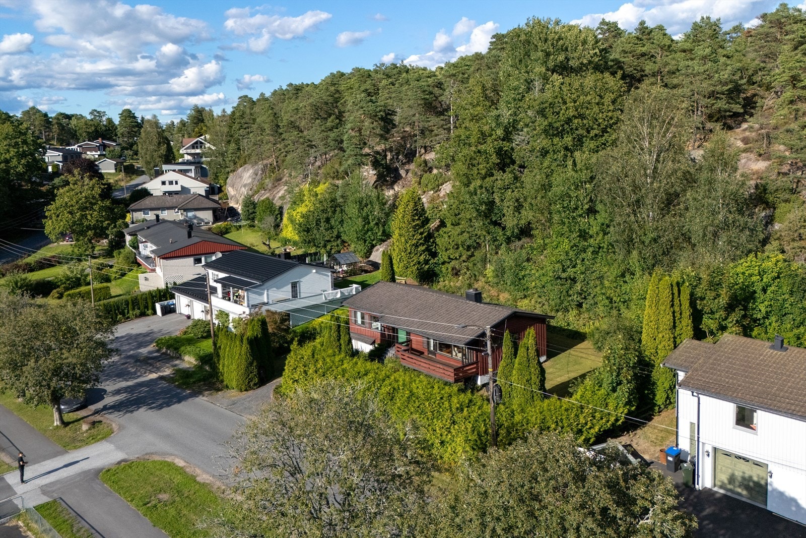 Tomten på 900 kvadratmeter oppleves som et eget, skjermet univers. En høy, tett hekk omkranser eiendommen på alle kanter og skaper en følelse av å tre inn i sitt eget rom når man kommer inn porten. Kort vei til Hurrød skole. Galleribilde