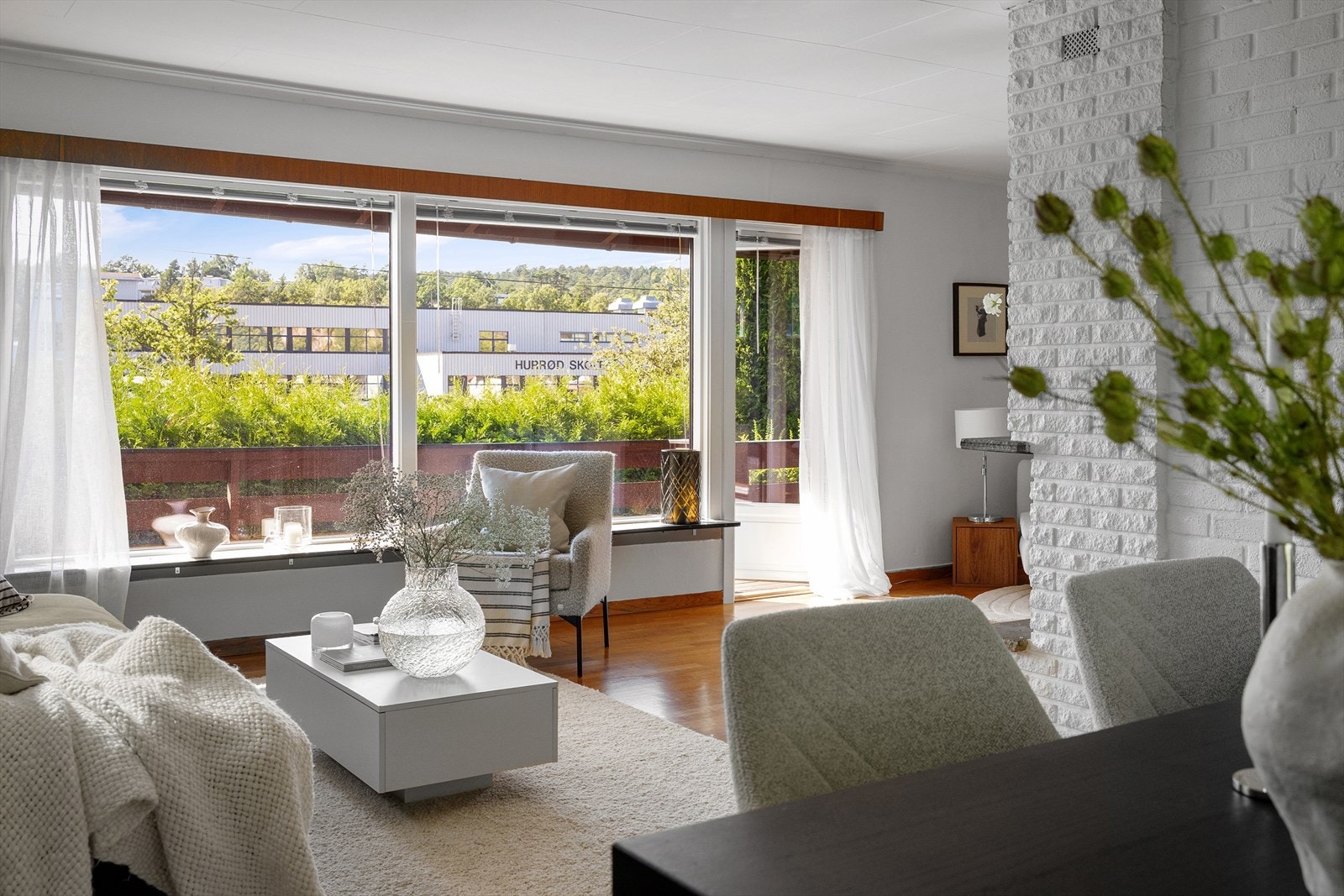 Stuen har direkte tilgang til den overbygde terrassen mot vest, hvor kveldssolen fyller terrassen. Galleribilde