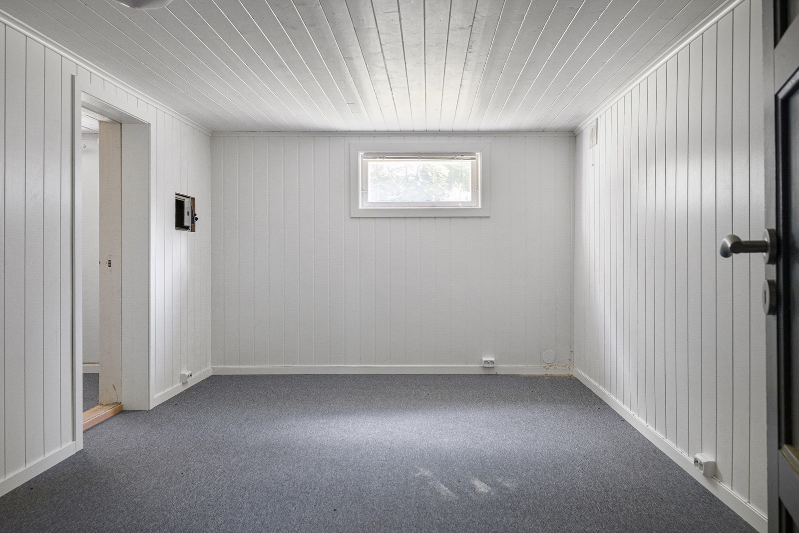 I kjelleren finner du ( i tillegg til garasjen på 23 kvm) vaskerom, bod og to disponible rom på til sammen 26 kvadratmeter, som i dag brukes fleksibelt. Her ligger det gode muligheter for et fremtidig hjemmekontor, treningsrom eller hobbyrom. Galleribilde