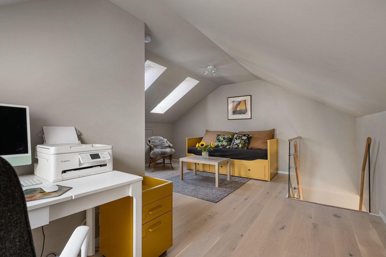 Loftsetasjen inneholder en koselig stue og et praktisk kontor/bod. Galleribilde