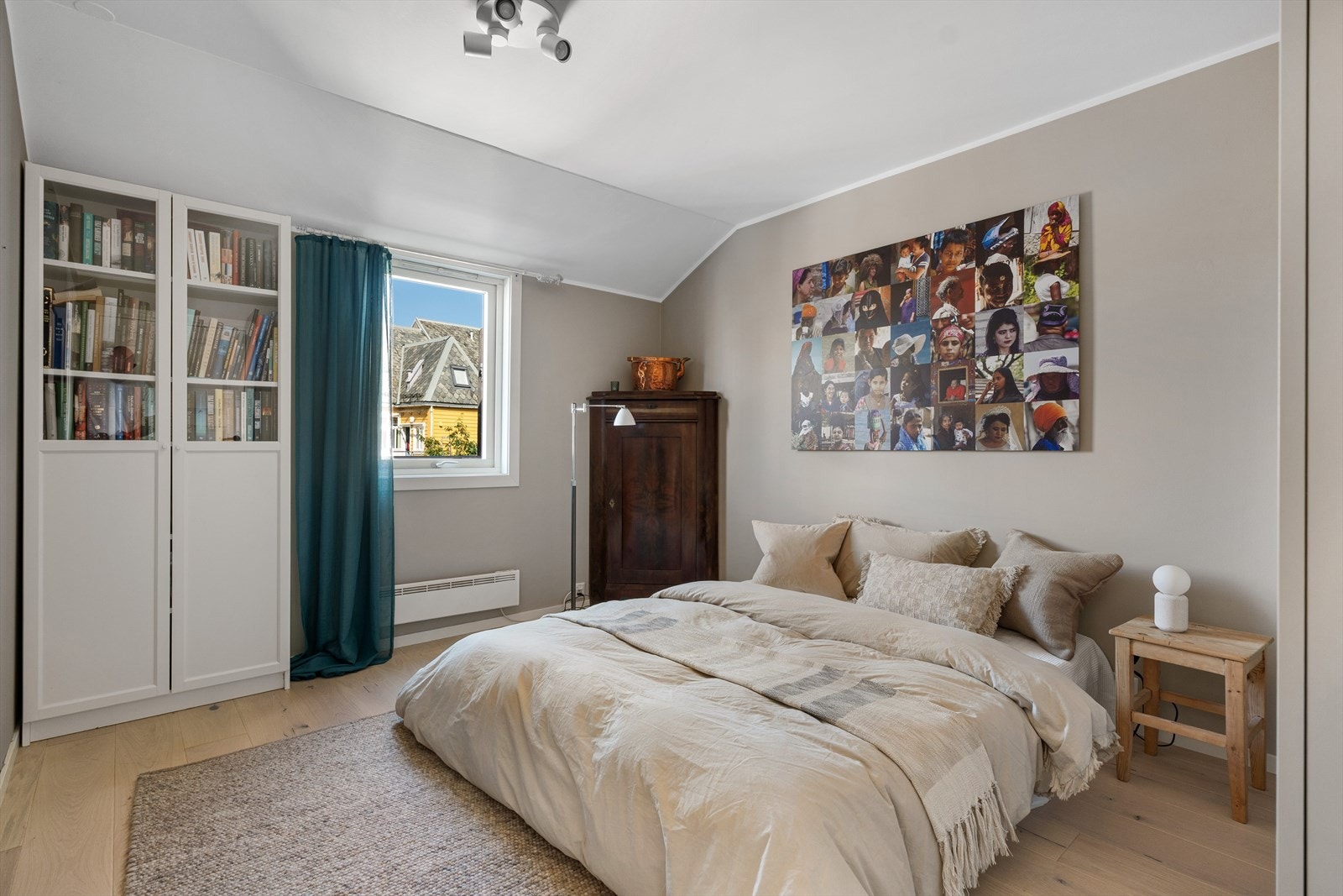 Hovedsoverommet er lyst, innbydende og måler hele 12,18 m². Galleribilde
