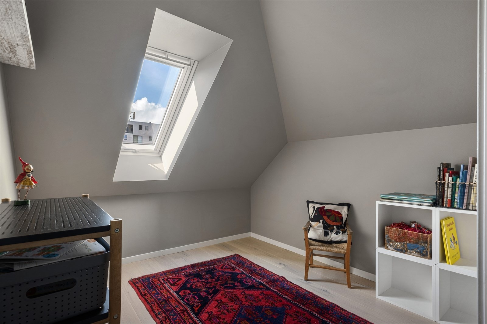 Kontor/bod ved siden av loftstuen. Her kan flere sitte på hjemmekontor uten å forstyrre hverandre. Galleribilde