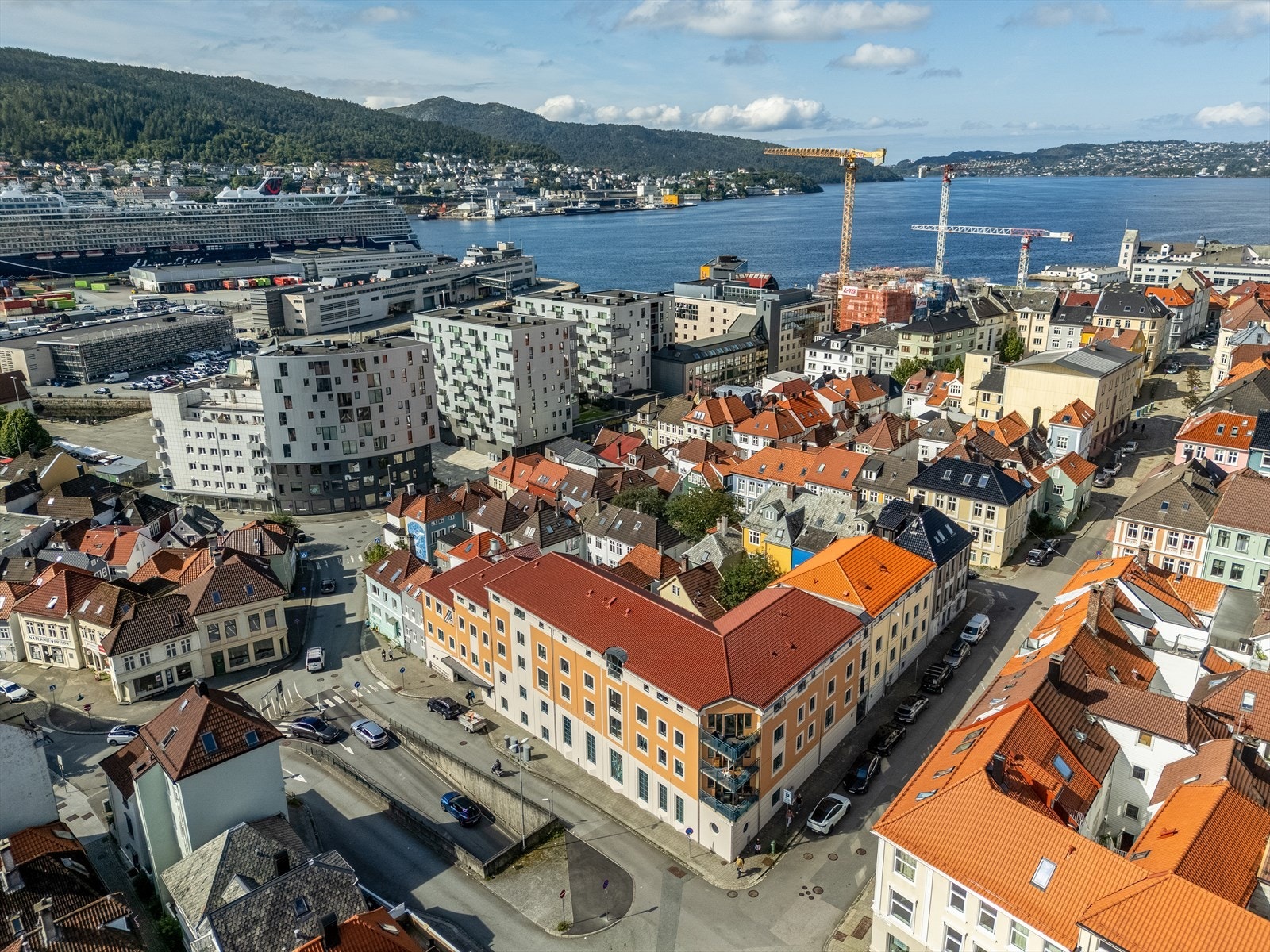 Leiligheten har en fantastisk beliggenhet i Skottegaten - en sjarmerende, historisk og svært attraktiv gate i hjertet av Bergen sentrum. Galleribilde