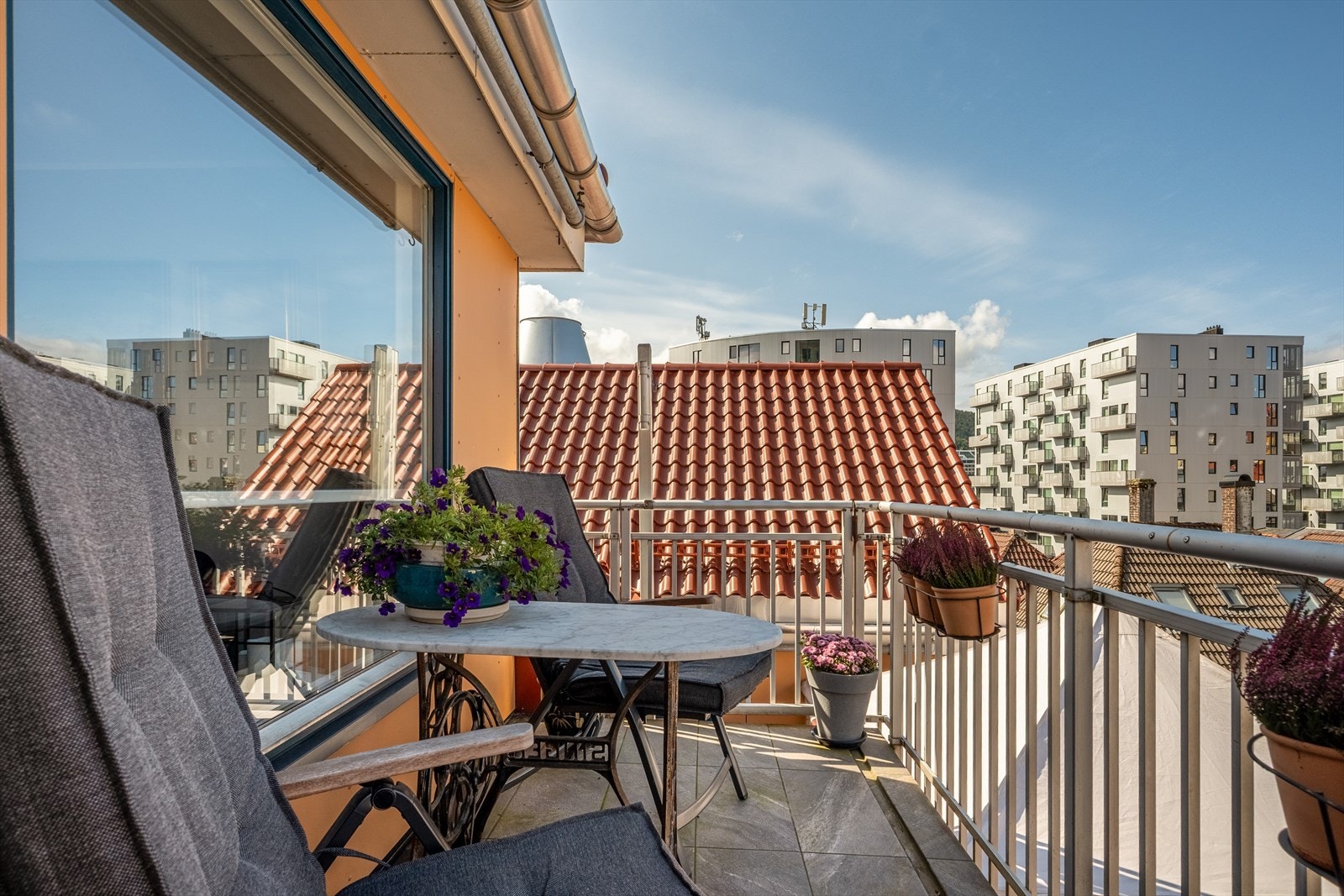 Leilighetens balkong måler 9 m² og ligger vestvendt. Galleribilde