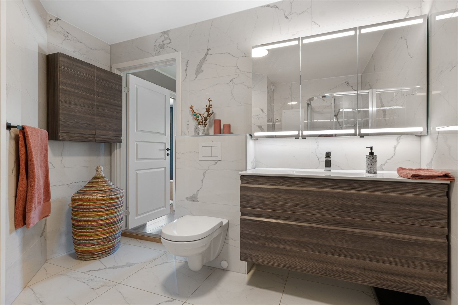 Badet ble pusset opp i 2021 og har en delikat, tidsriktig utførelse. Galleribilde
