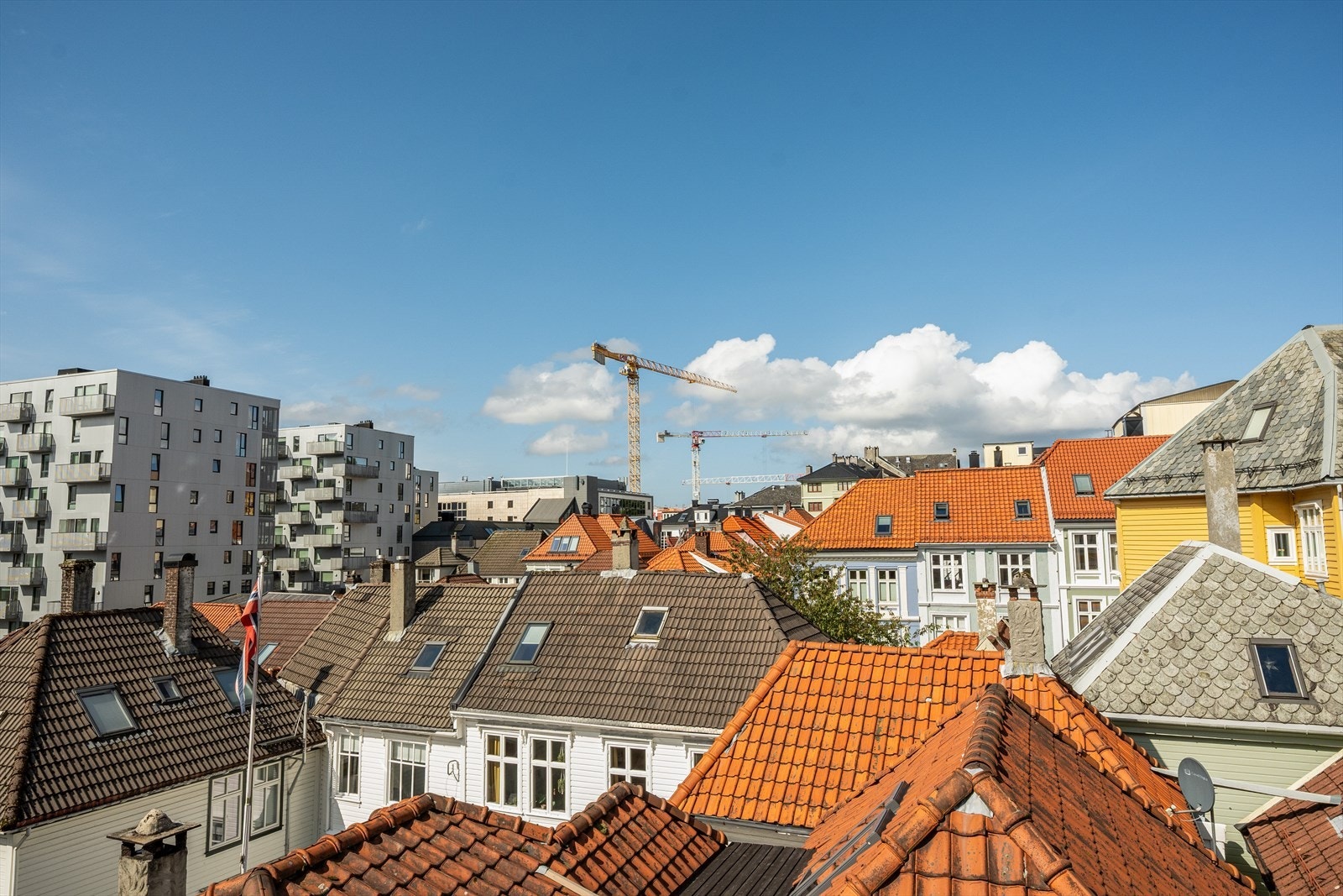 Herfra nyter man både kveldssol og flott utsikt over historisk omkringliggende bebyggelse. Galleribilde