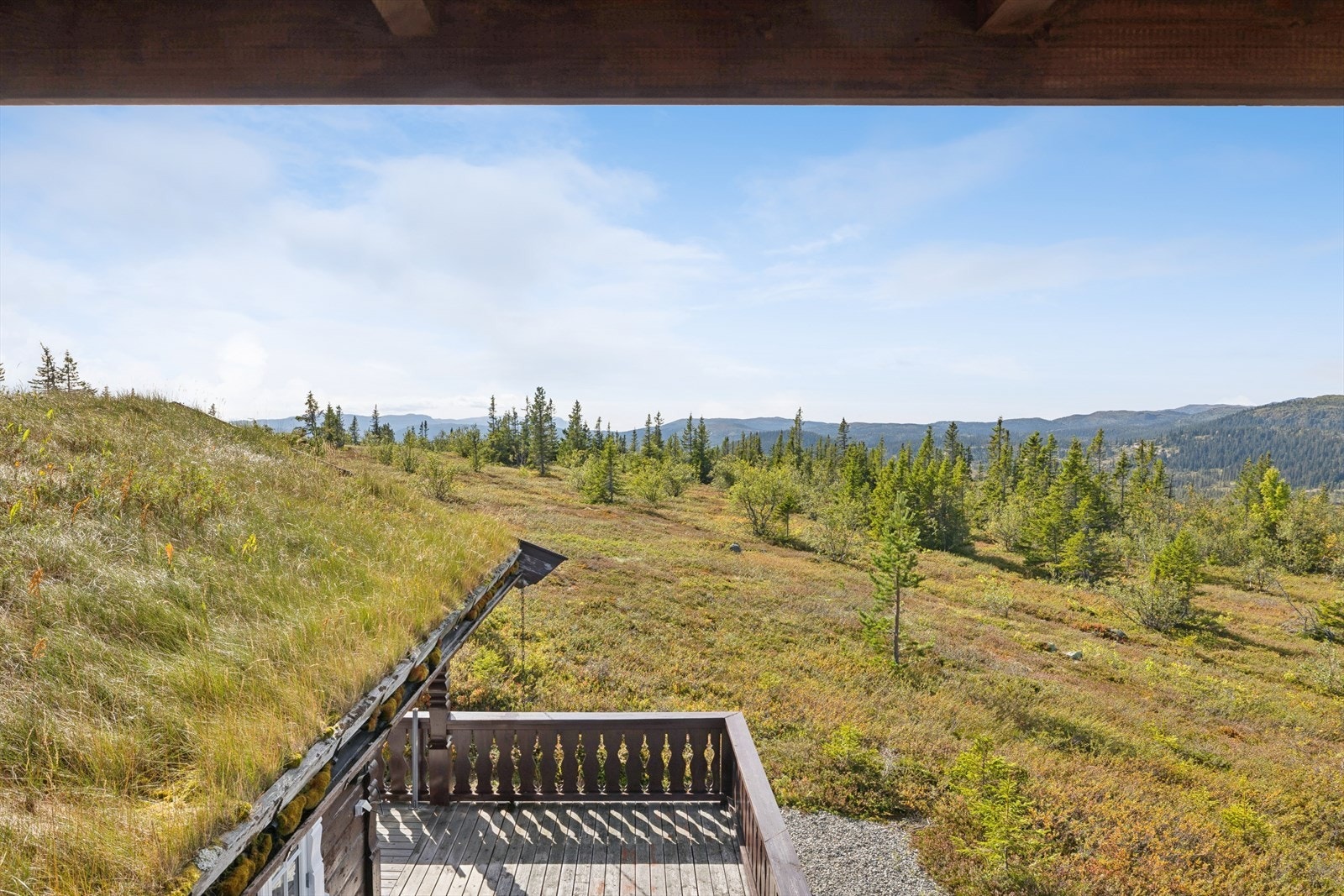 Fra eiendommen er det fri utsikt over naturtomten og omkringliggende fjellområder. Galleribilde