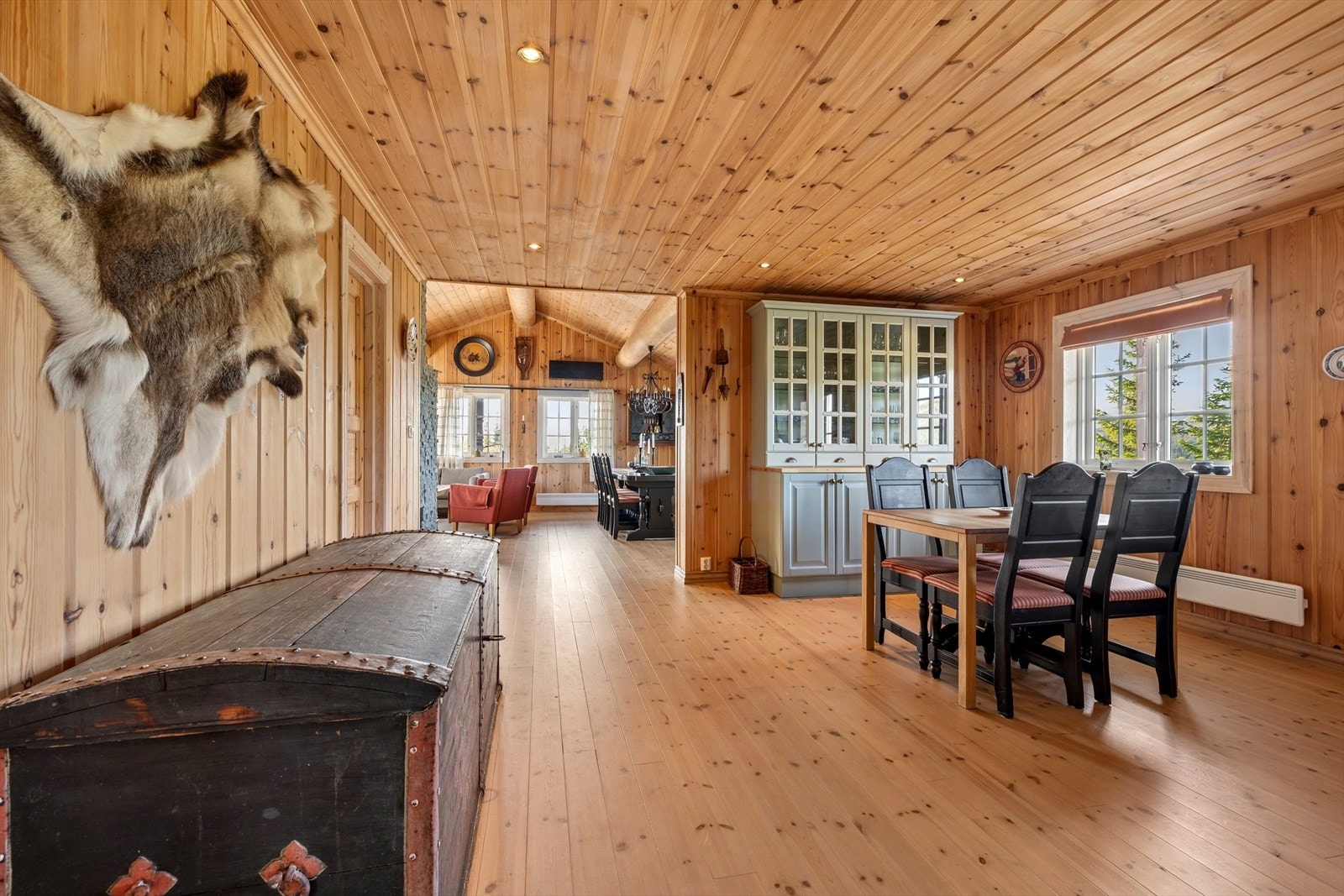 Gjennomgående overflater med furu- og grangulv og trepanel på vegger og i himling. Galleribilde