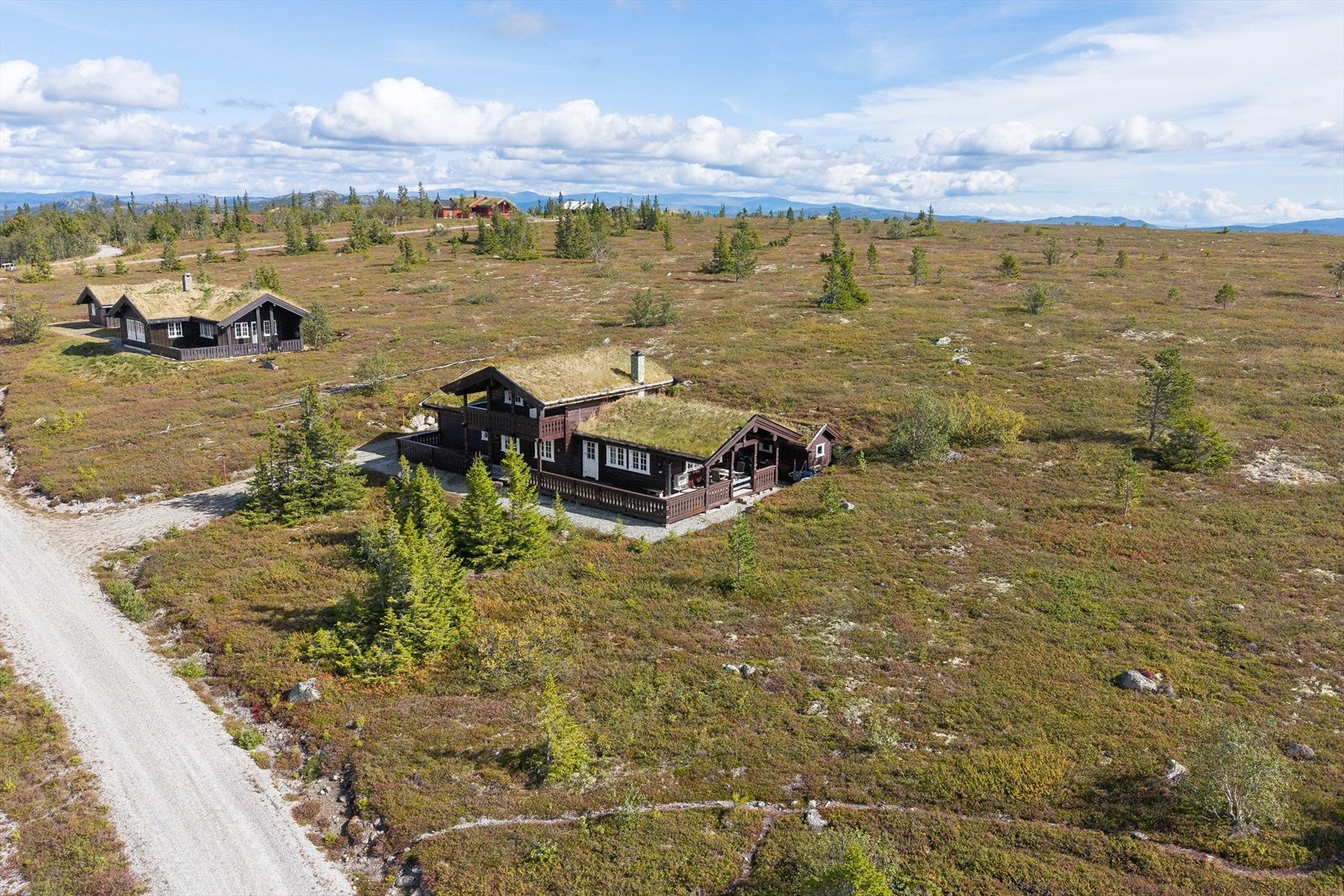 Terrenget rundt hytta er lett skrånende og består hovedsakelig av naturtomt. Galleribilde