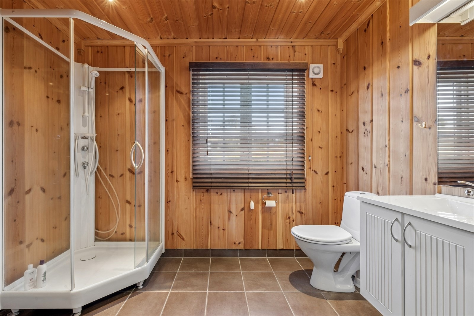 Det andre badet har innredning med nedfelt servant, toalett og dusjkabinett. Galleribilde